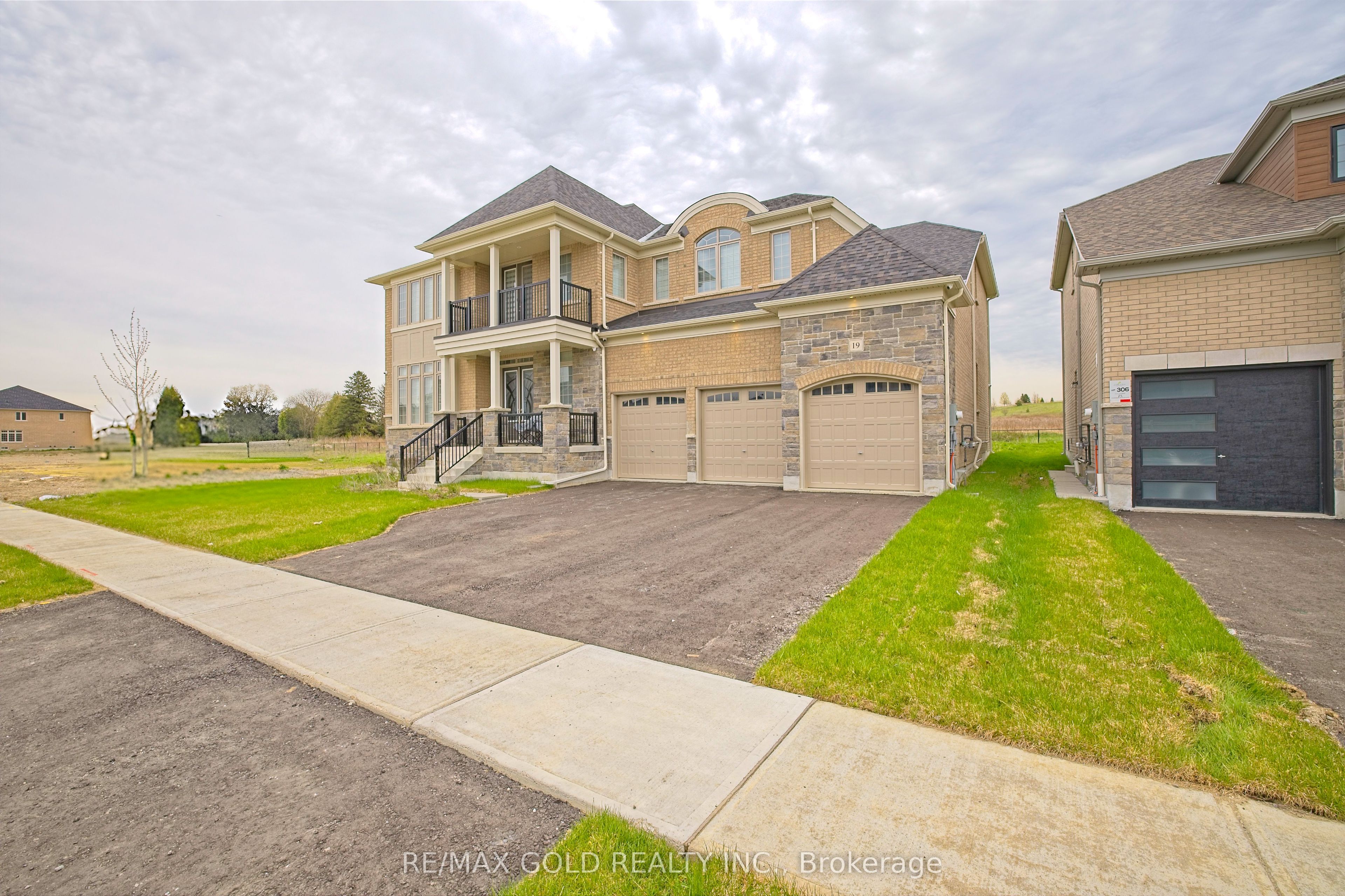 19 Marigold Boulevard Property Photo 2