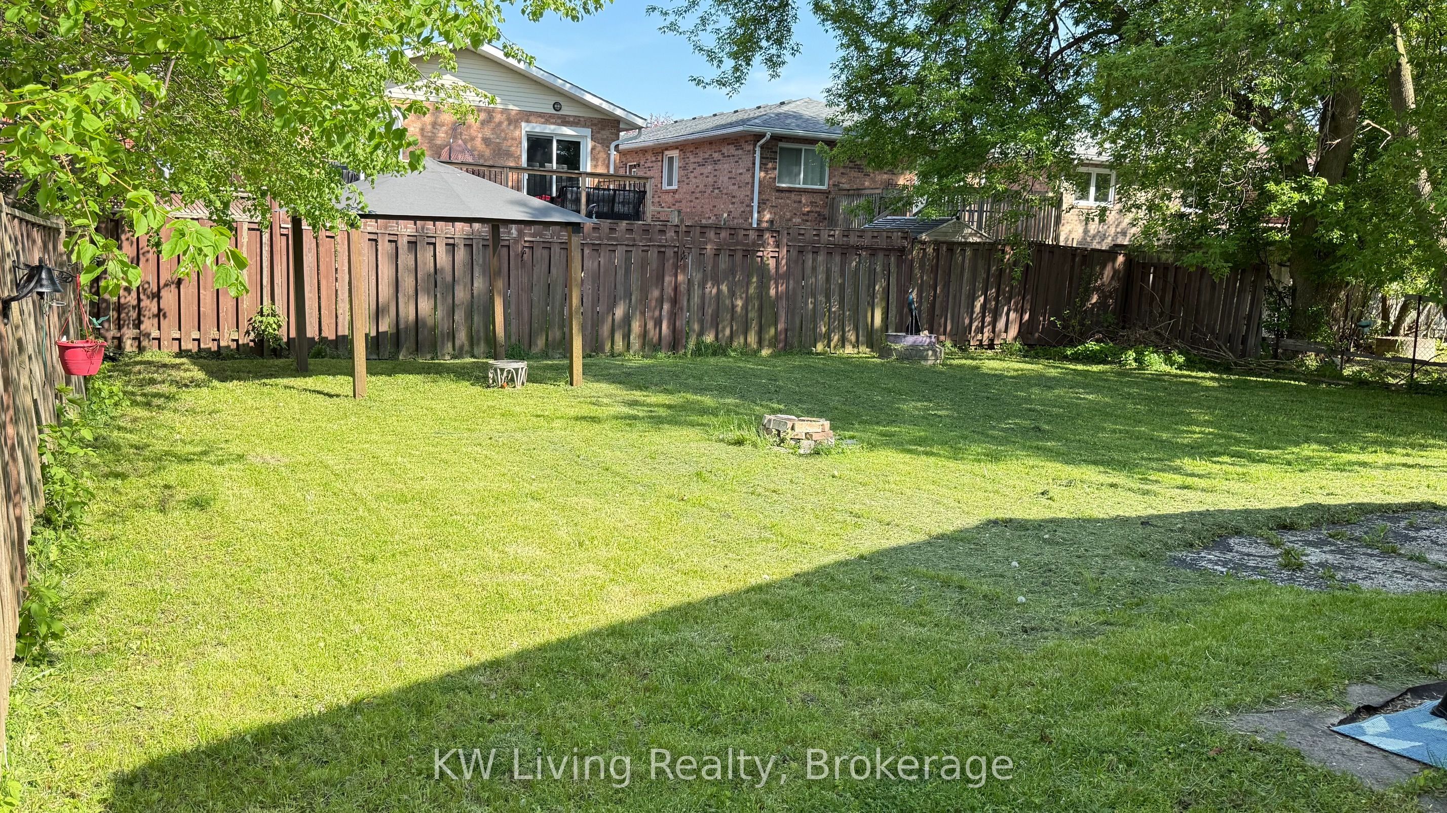287 & 289 The Queens Way S Property Photo 3