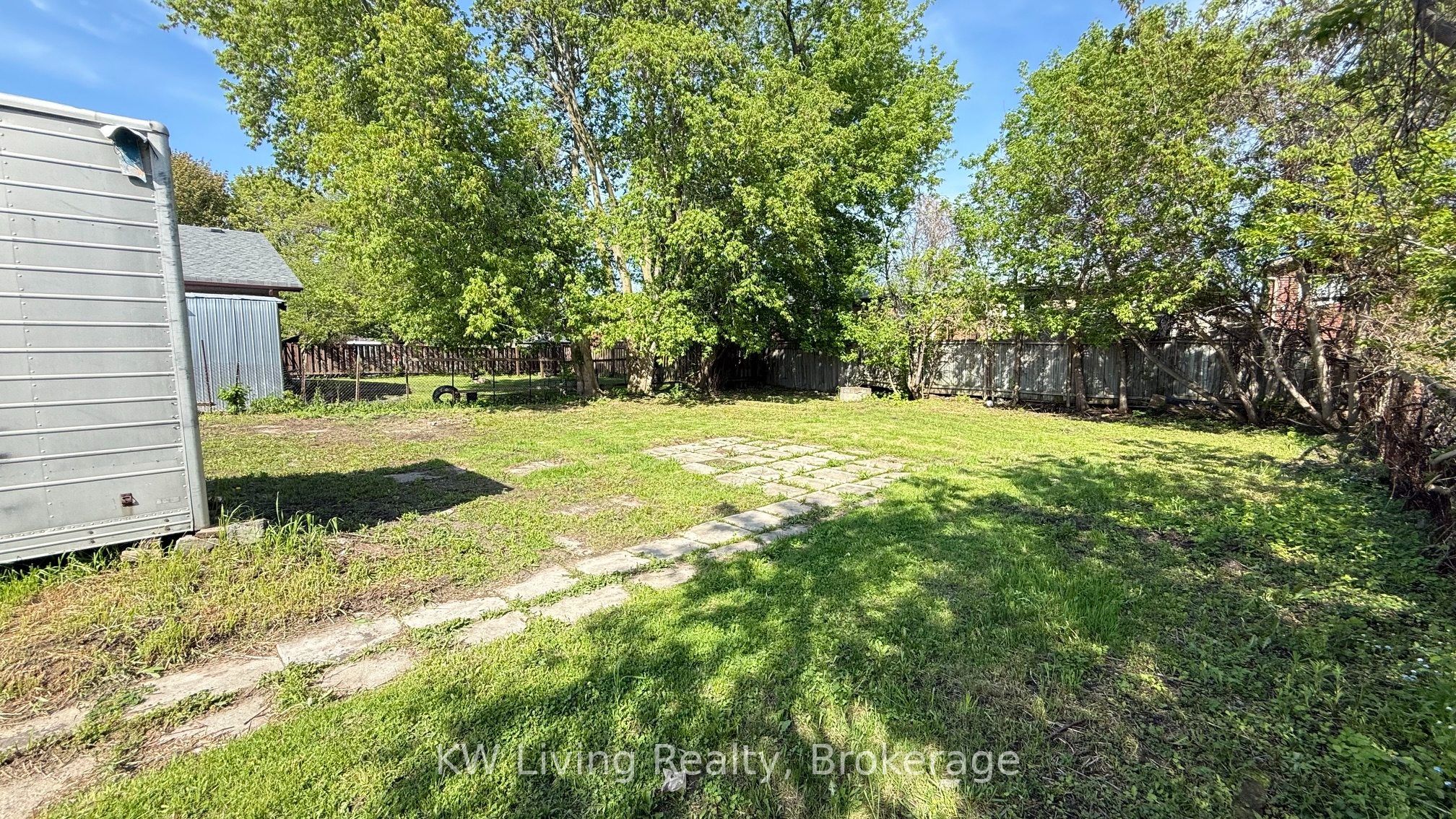 287 & 289 The Queens Way S Property Photo 4