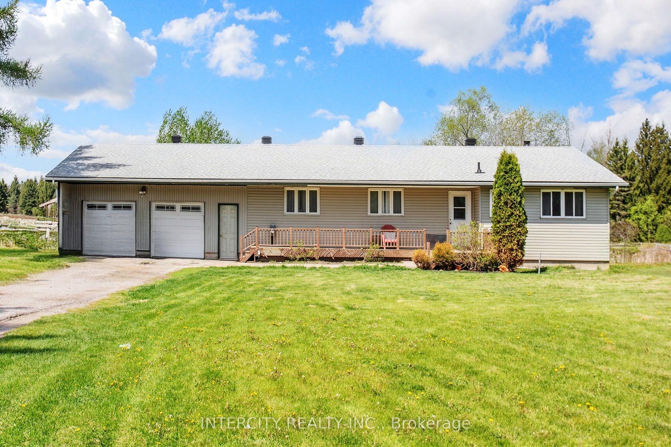 2076 15th Side Road Property Photo 1