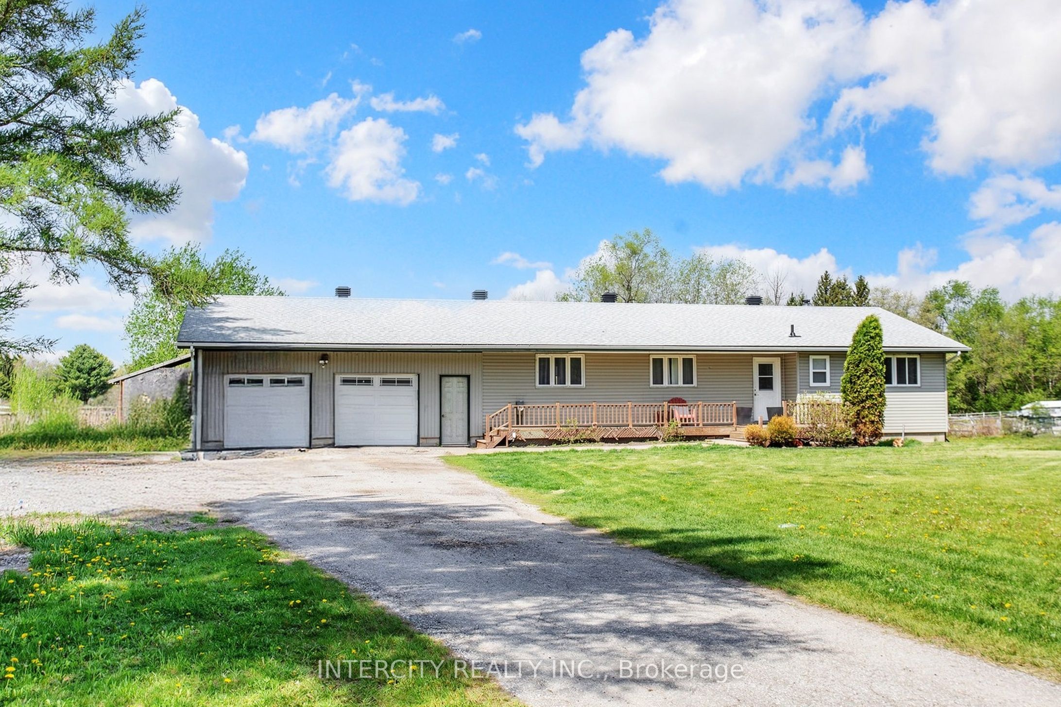 2076 15th Side Road Property Photo 2