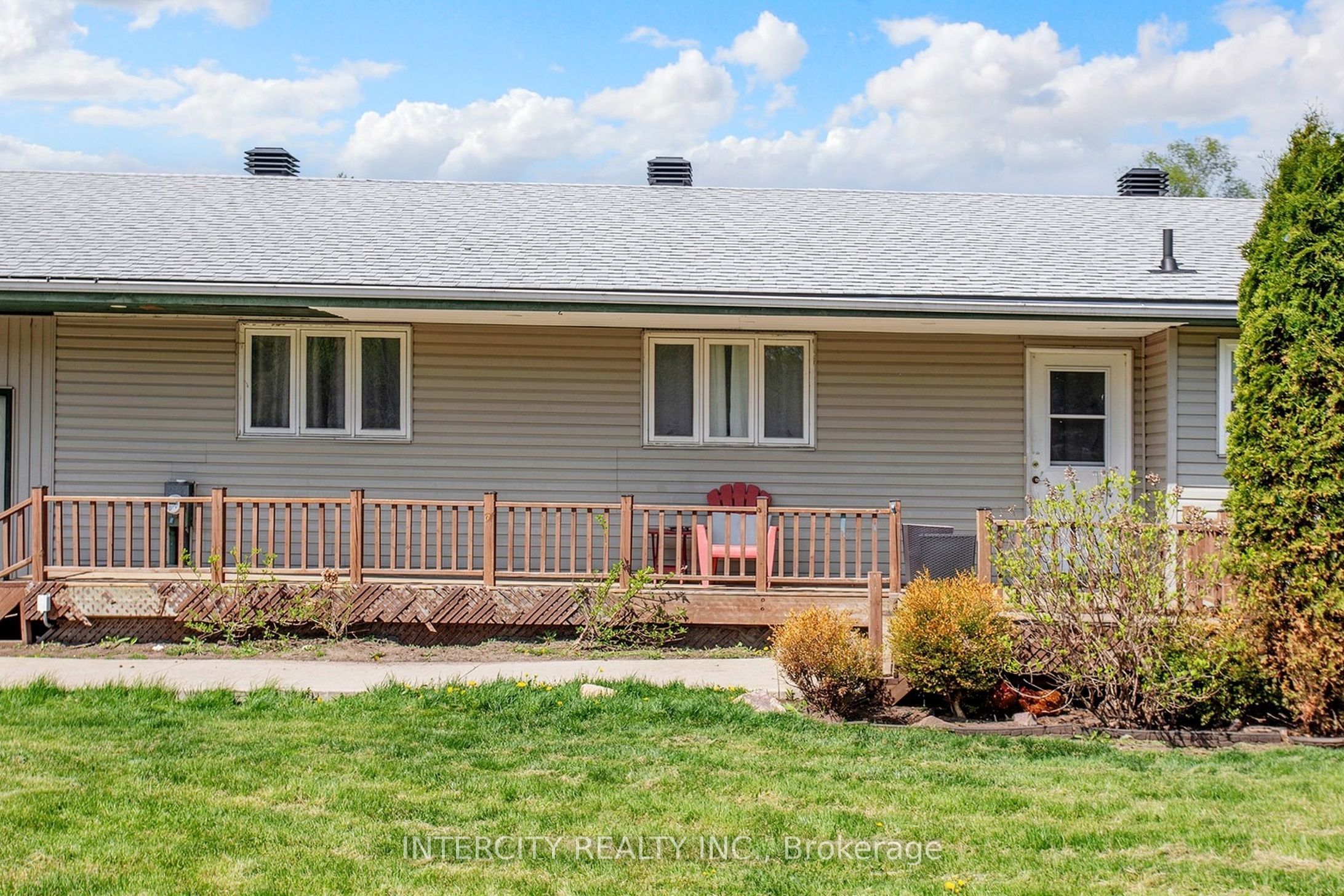 2076 15th Side Road Property Photo 3