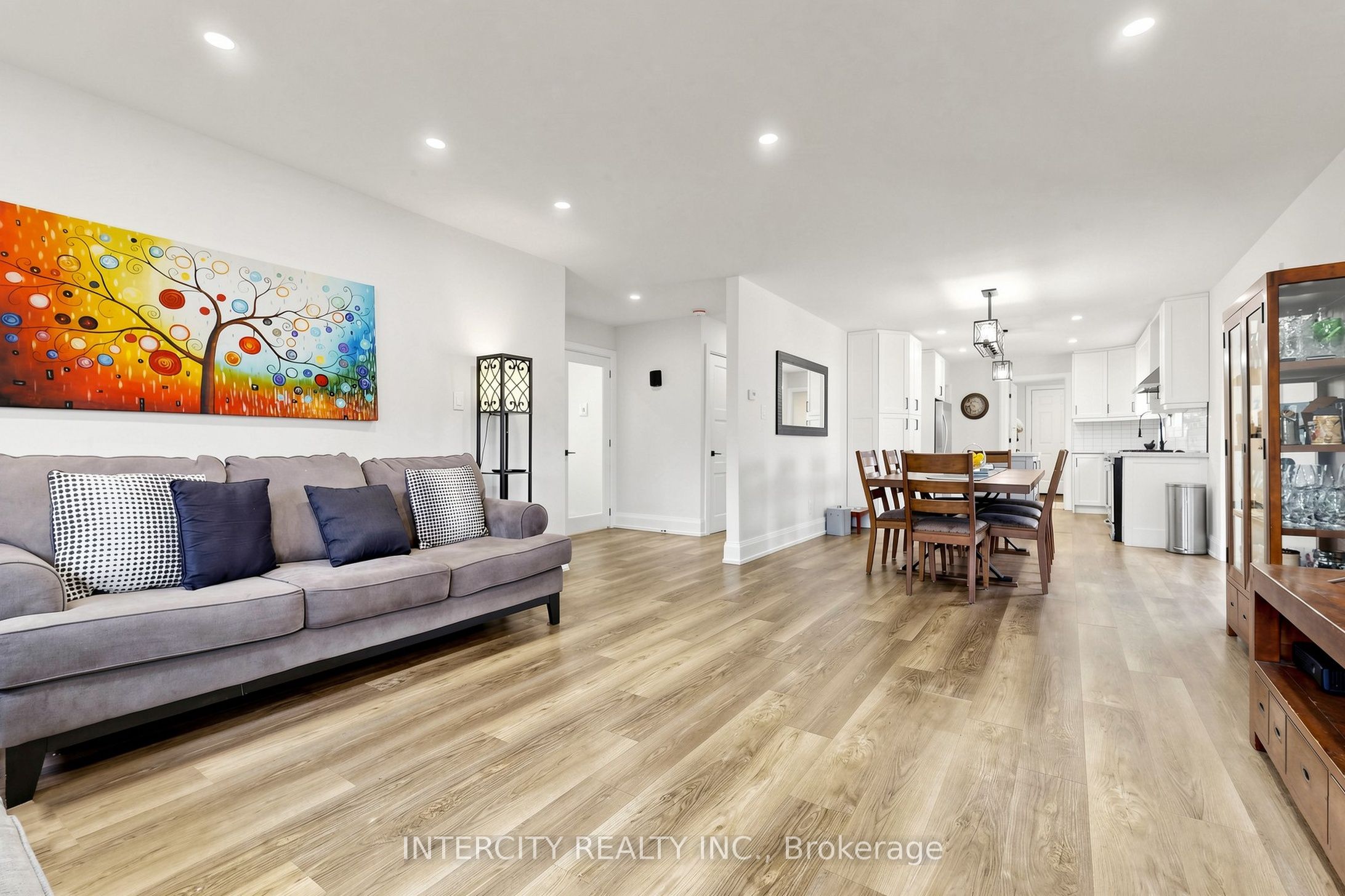 2076 15th Side Road Property Photo 8
