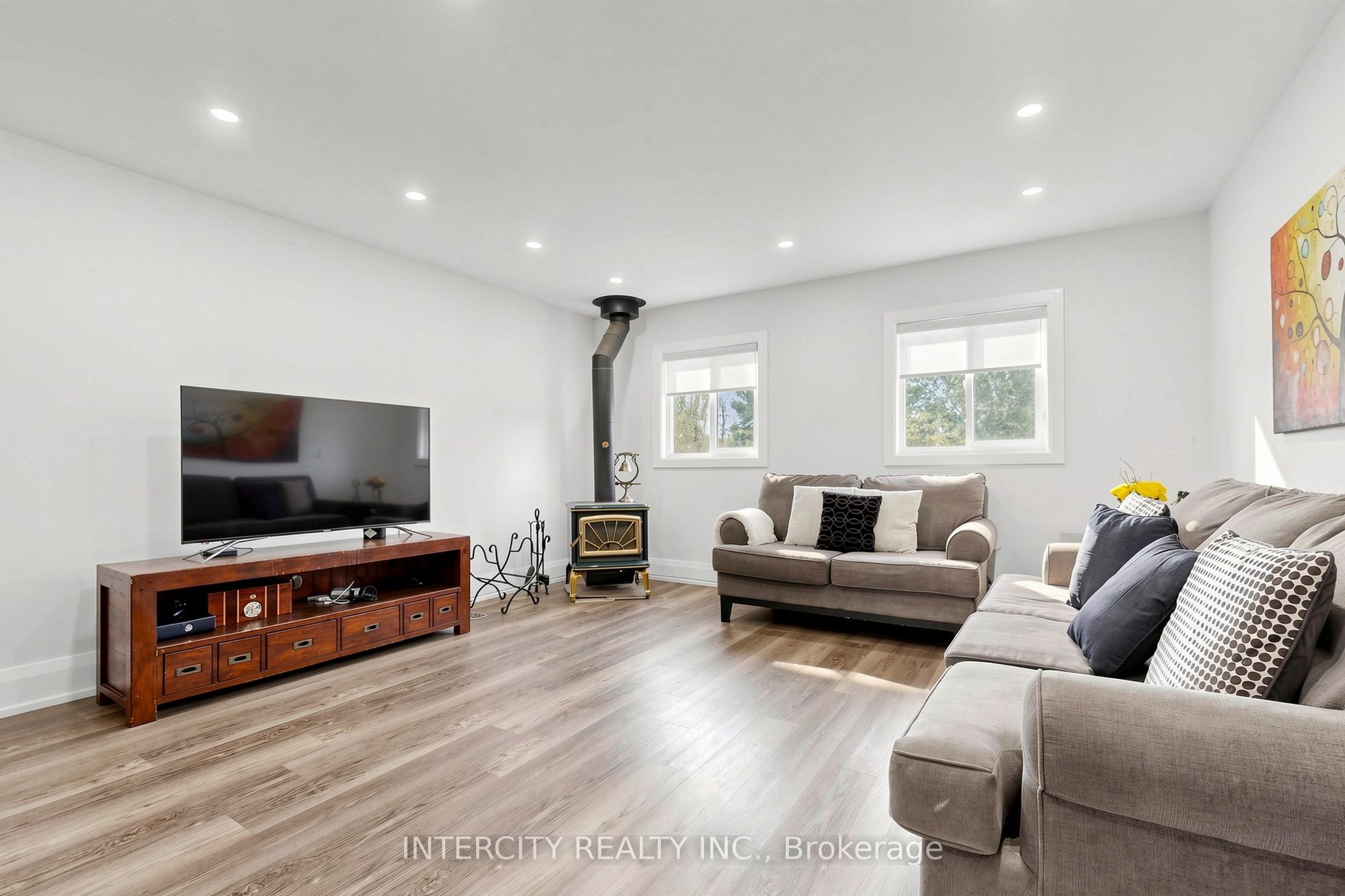 2076 15th Side Road Property Photo 9