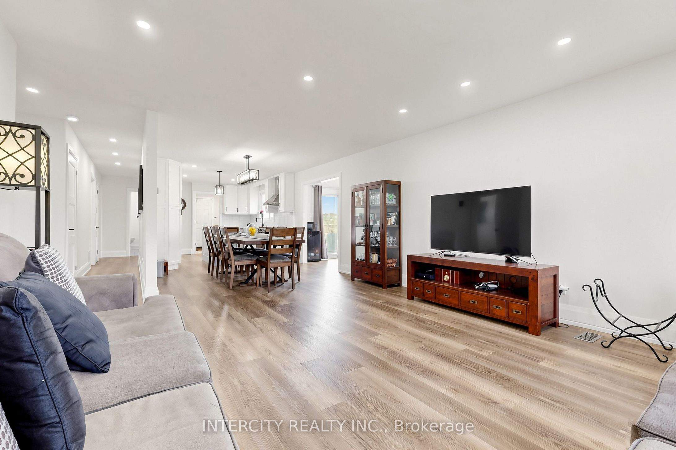 2076 15th Side Road Property Photo 10