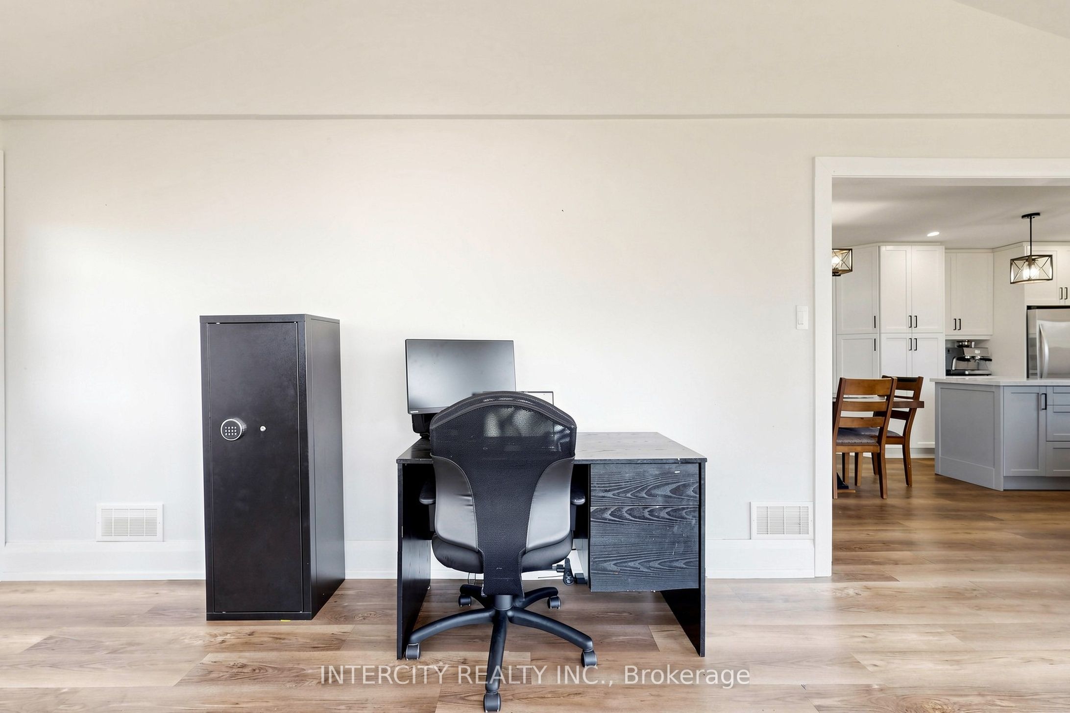 2076 15th Side Road Property Photo 16