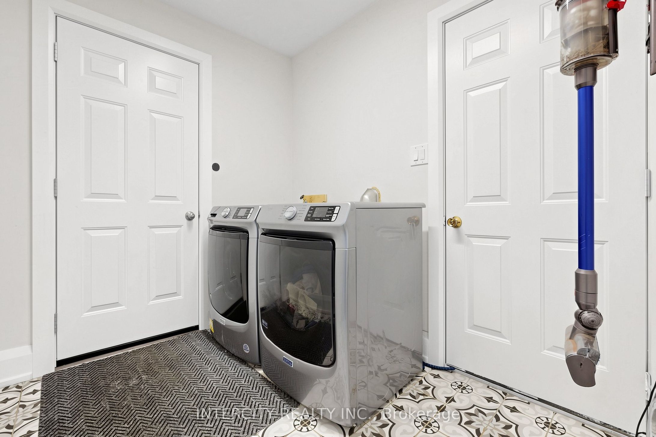 2076 15th Side Road Property Photo 34