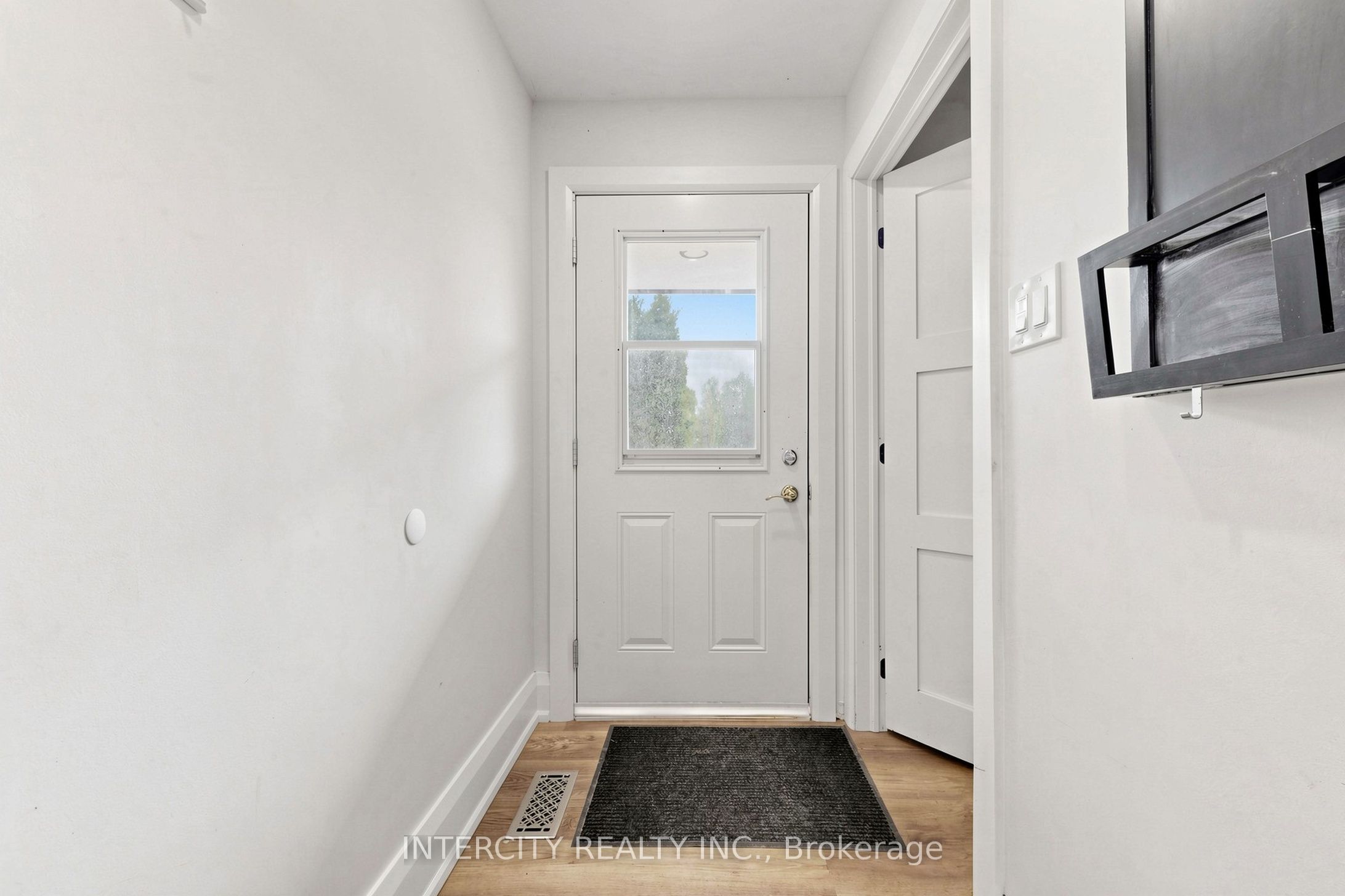 2076 15th Side Road Property Photo 35