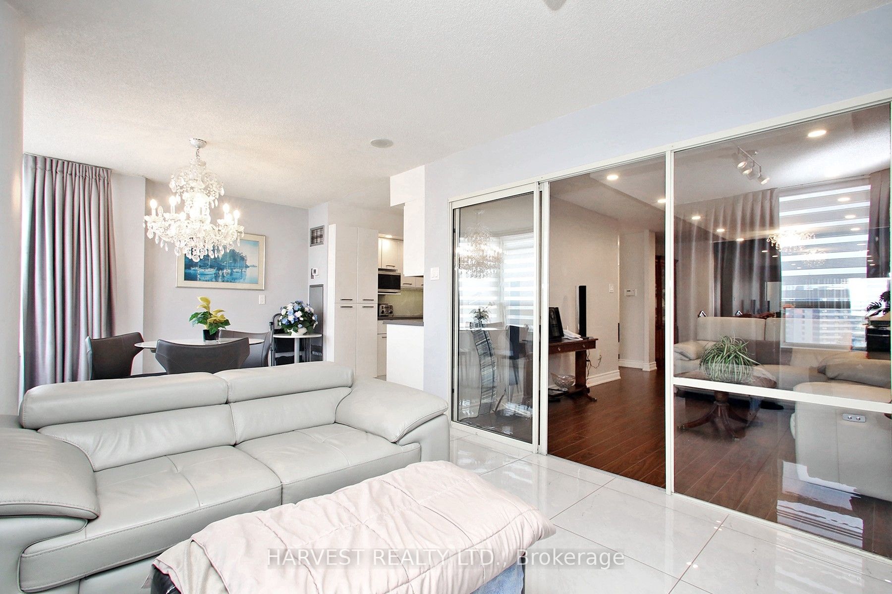 7 Townsgate Drive 1402 Property Photo 15