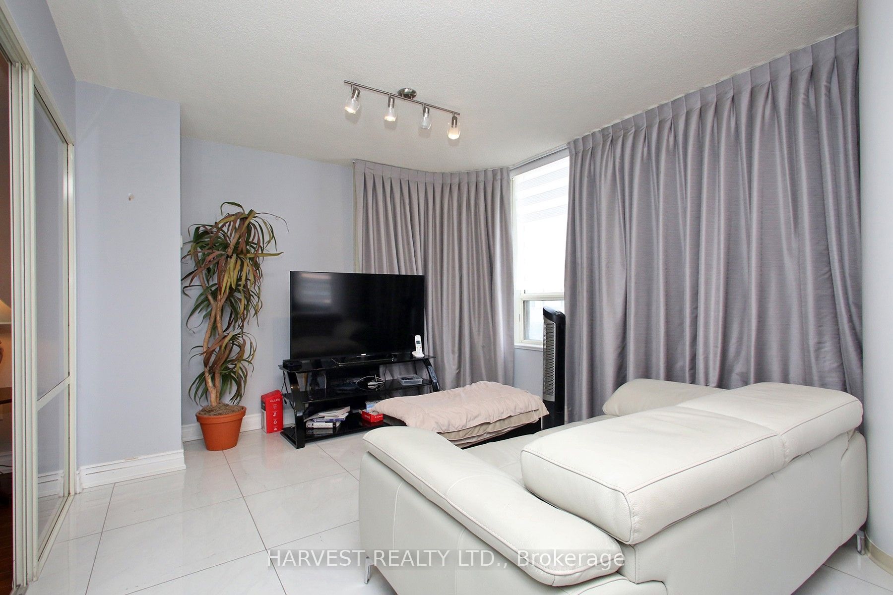 7 Townsgate Drive 1402 Property Photo 16