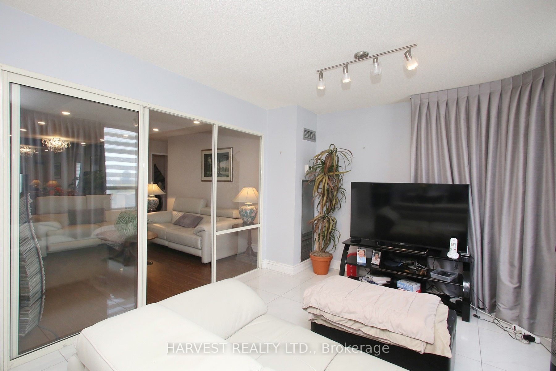 7 Townsgate Drive 1402 Property Photo 19