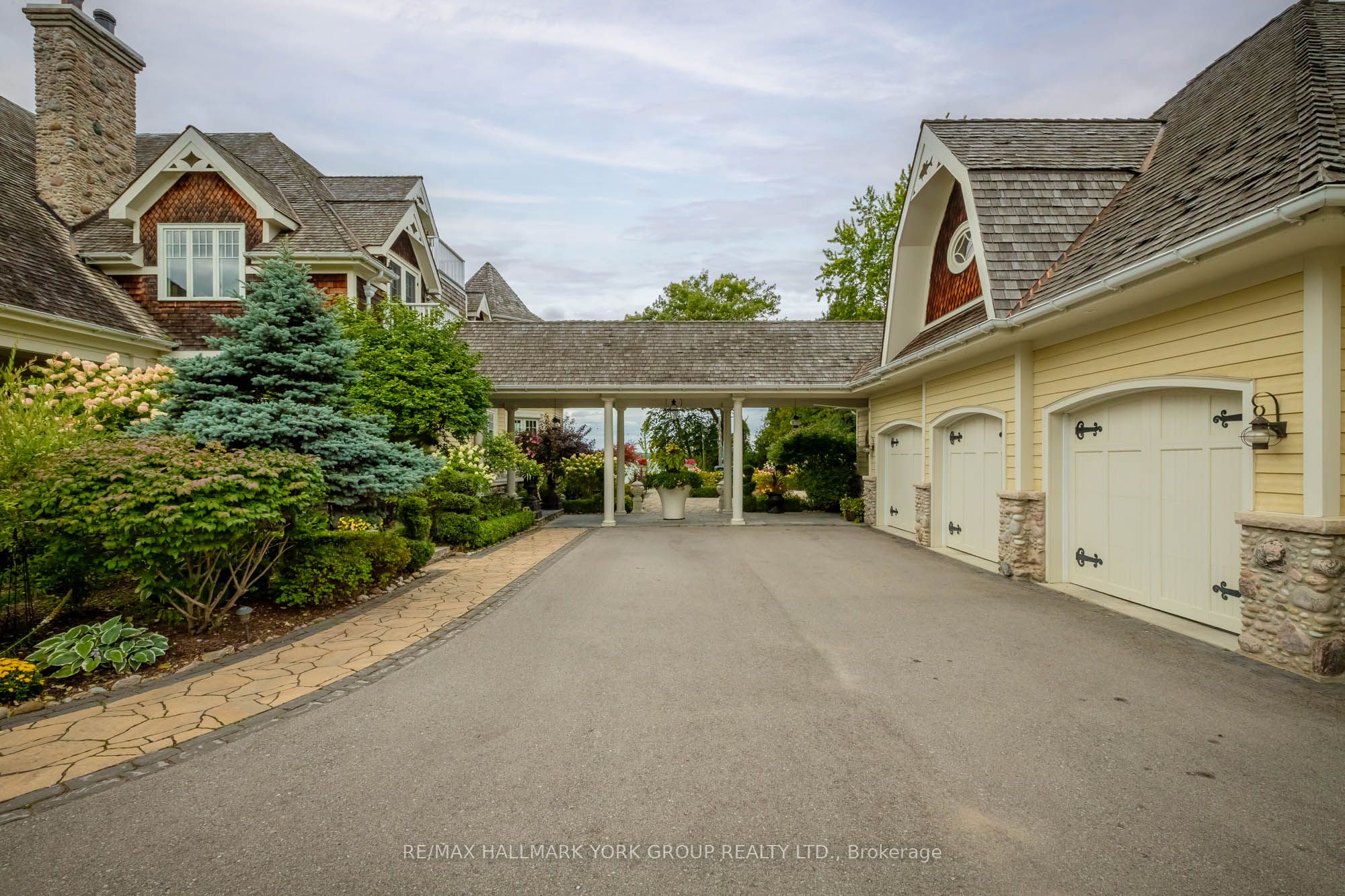736 Lake Drive N Property Photo 10