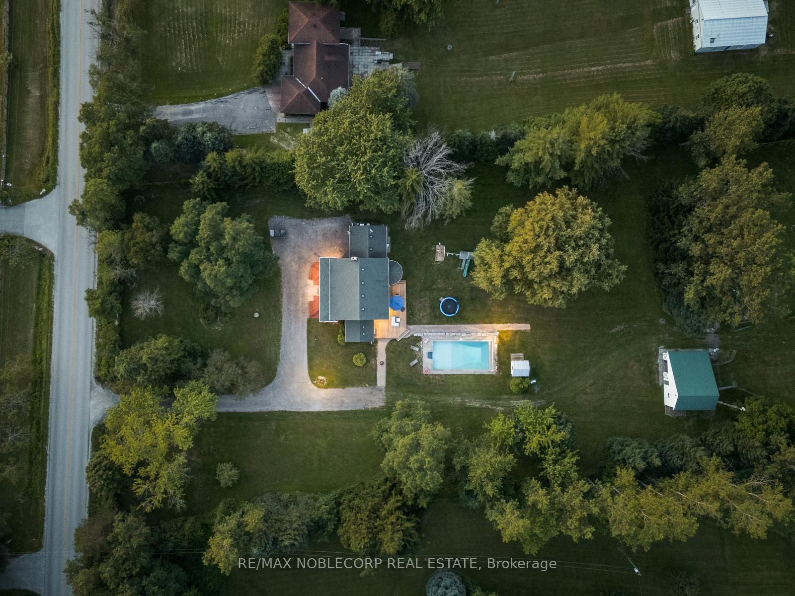 2037 15th Side Road Property Photo 1