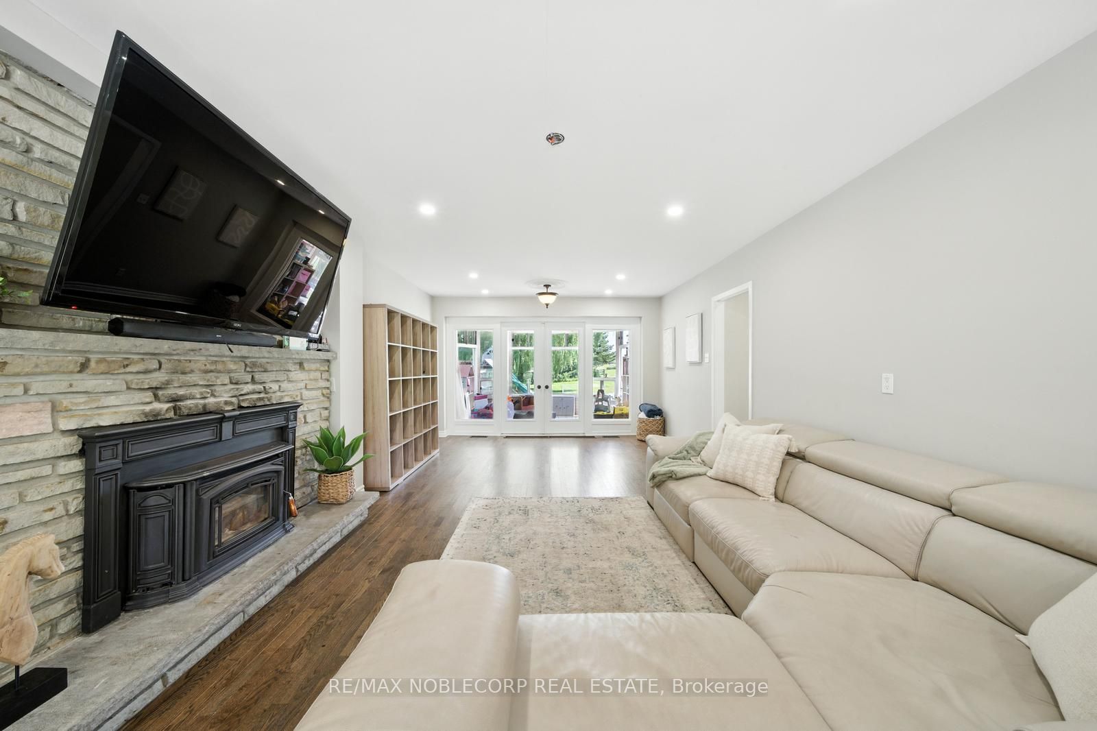 2037 15th Side Road Property Photo 13