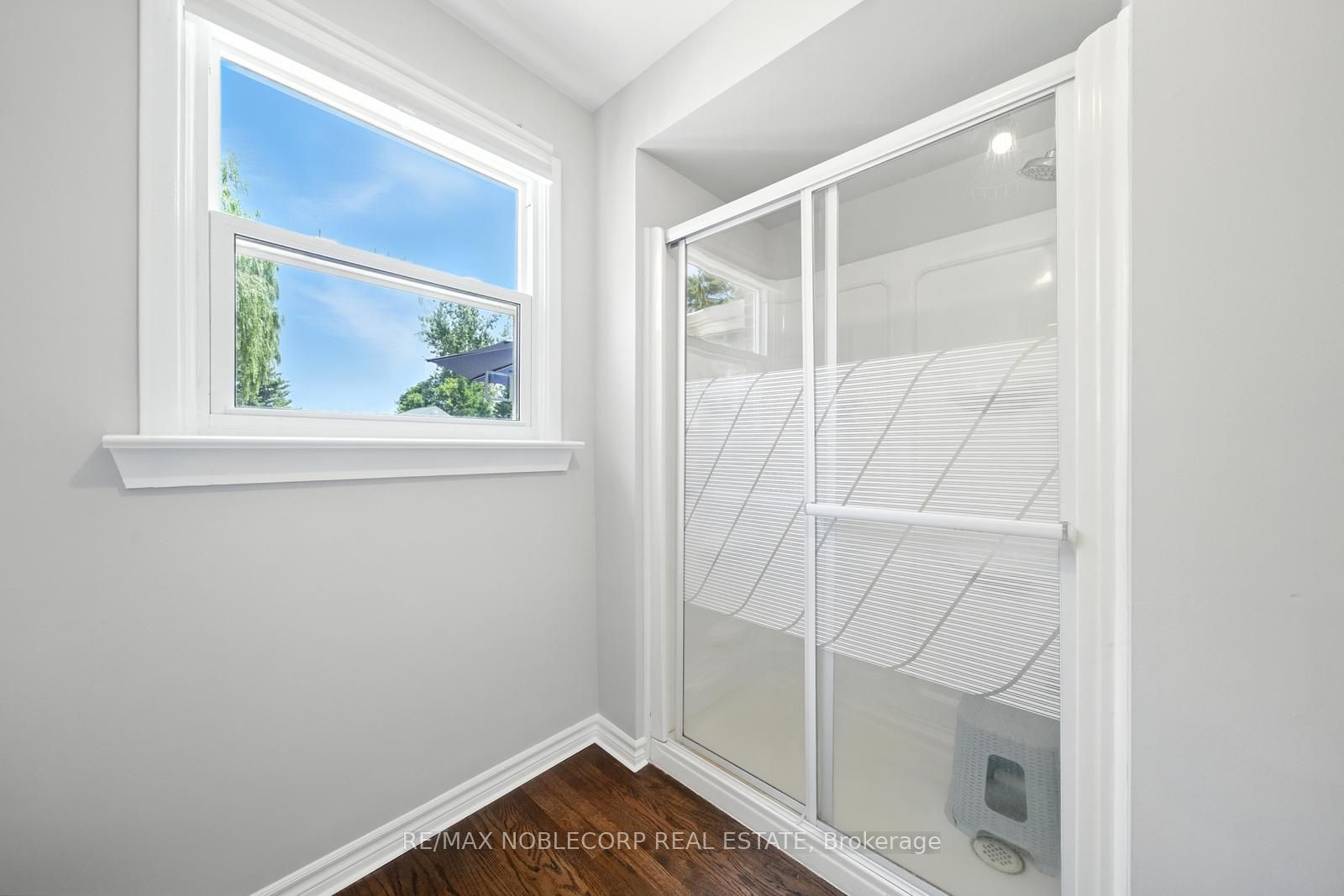 2037 15th Side Road Property Photo 26