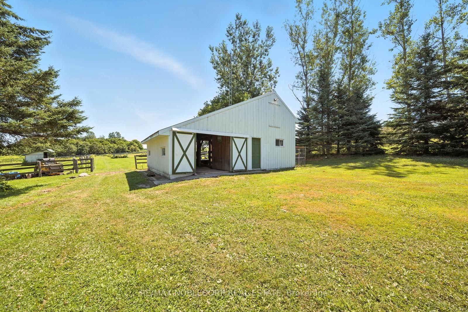 2037 15th Side Road Property Photo 43