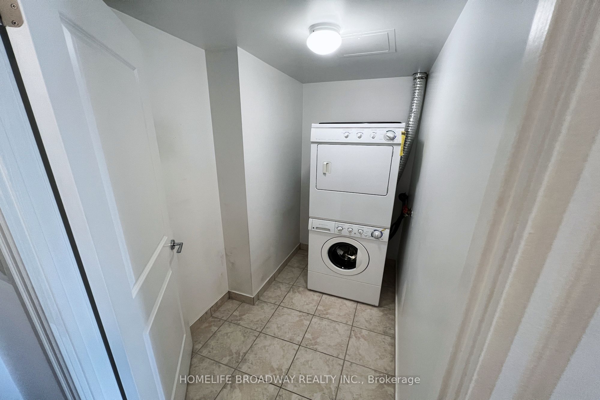 1 Upper Duke Crescent 806 Property Photo 18