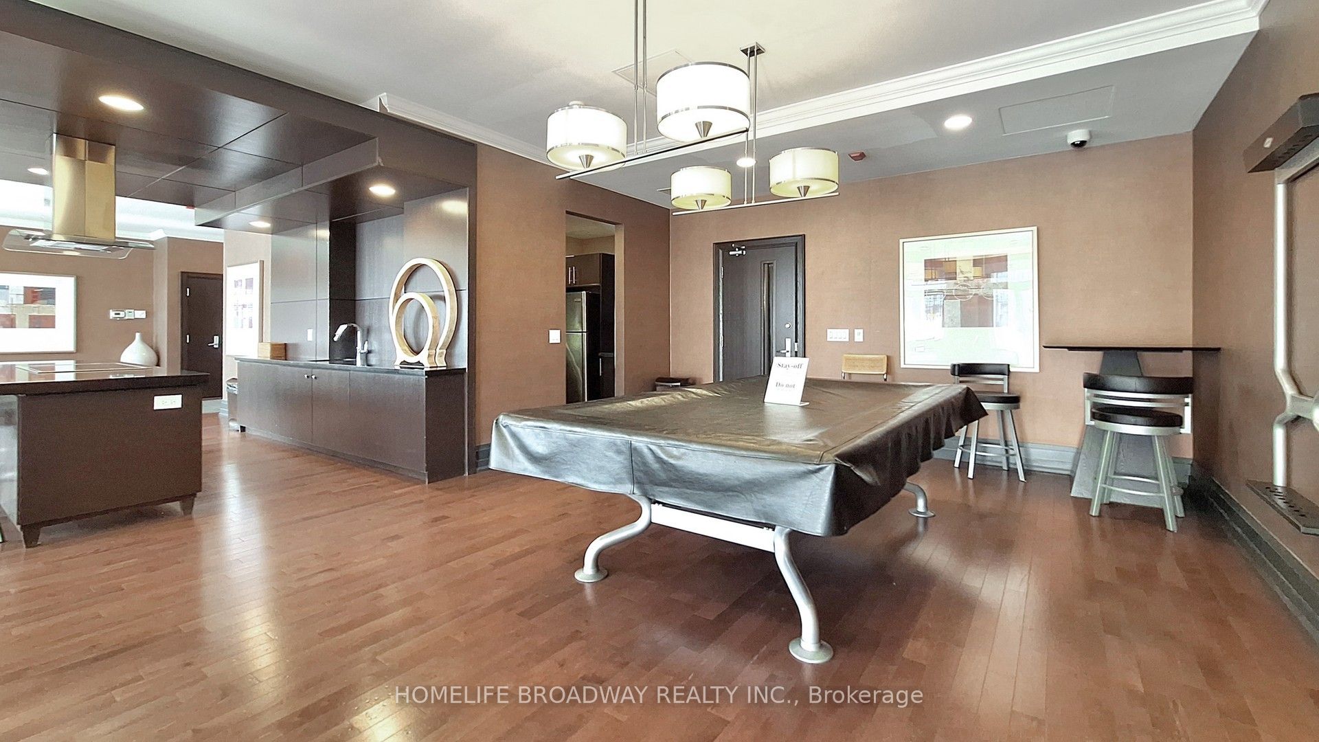 1 Upper Duke Crescent 806 Property Photo 37