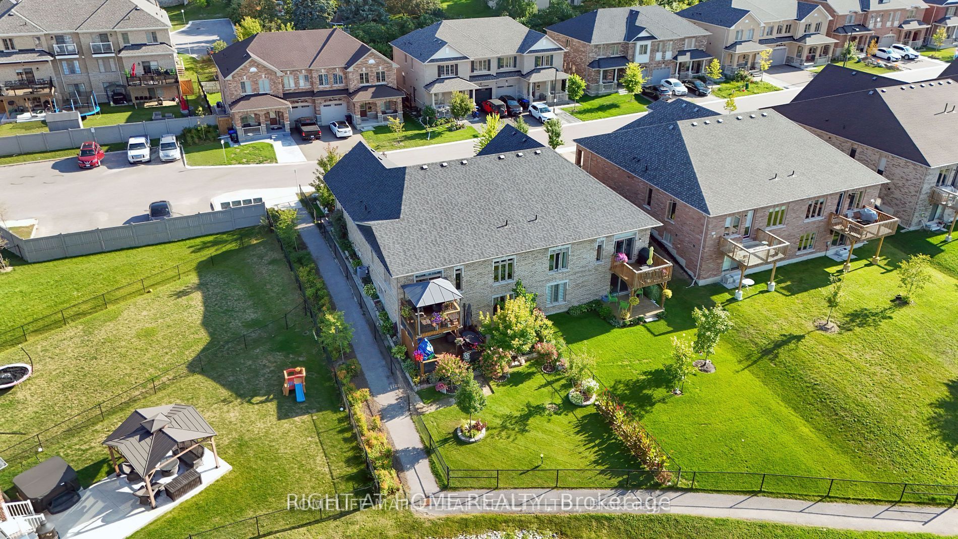 126 Kingsmere Crescent Property Photo 2