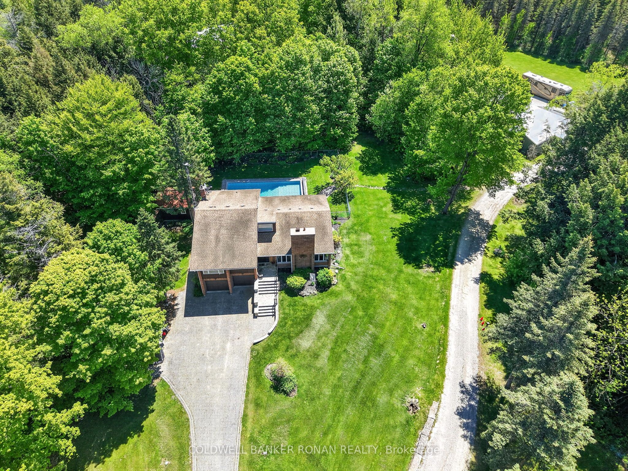 5565 5th Line Property Photo 1