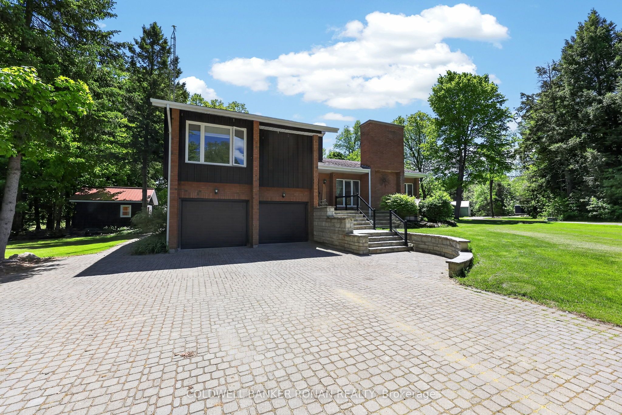 5565 5th Line Property Photo 2