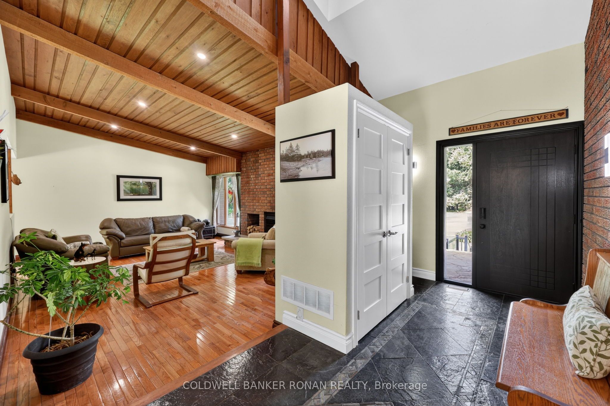 5565 5th Line Property Photo 5