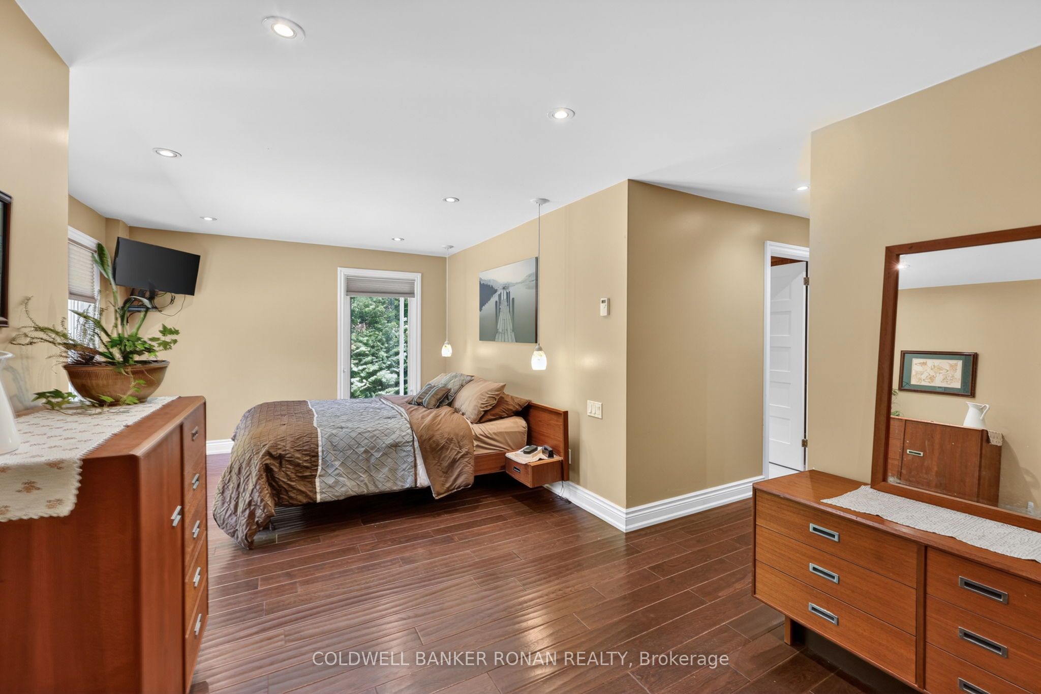 5565 5th Line Property Photo 16