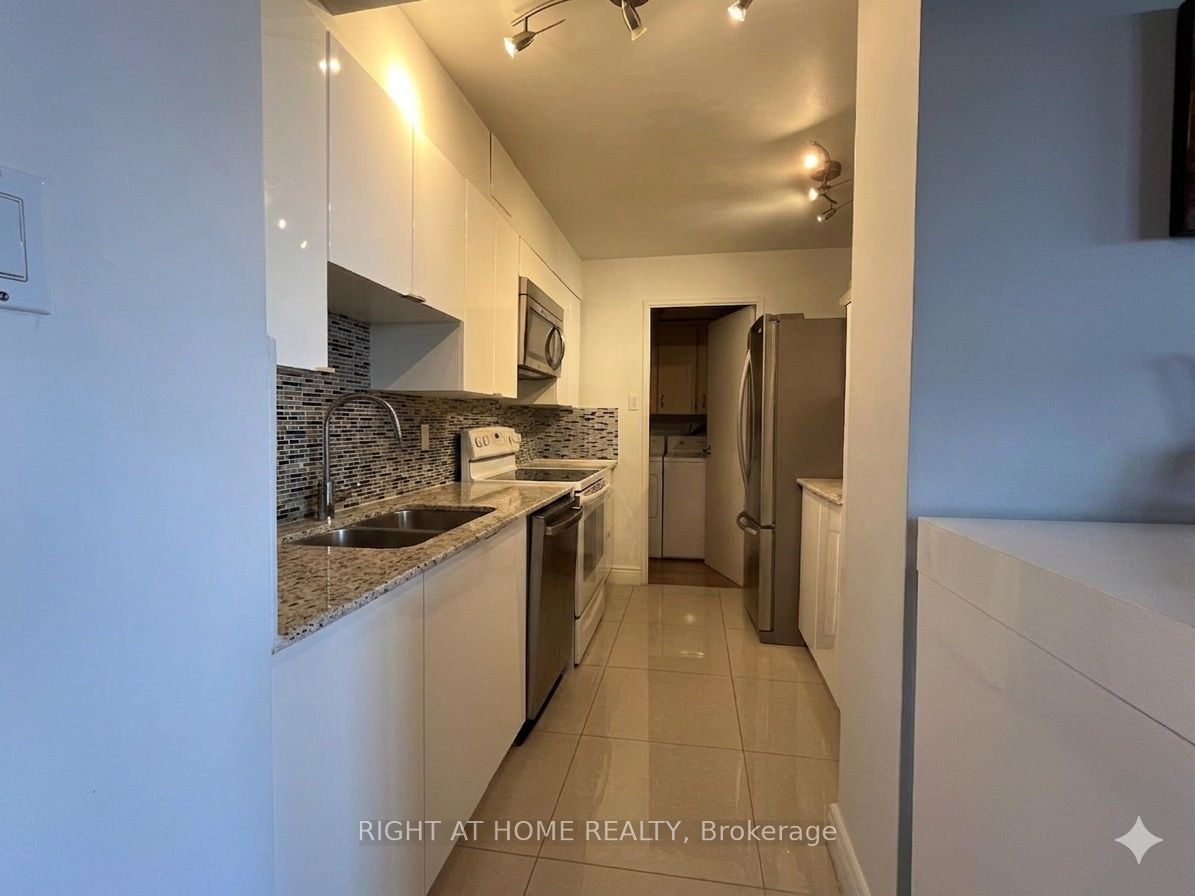 1 Royal Orchard Boulevard 803 Property Photo 13