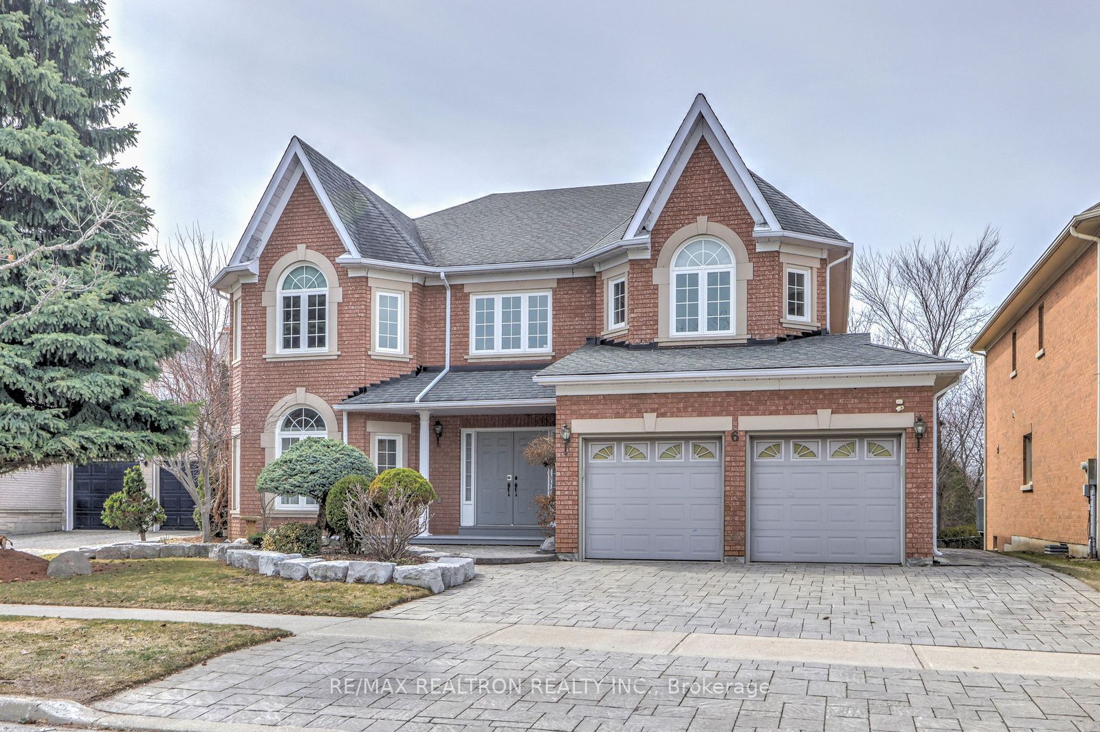 6 White Oak Crescent Property Photo 2