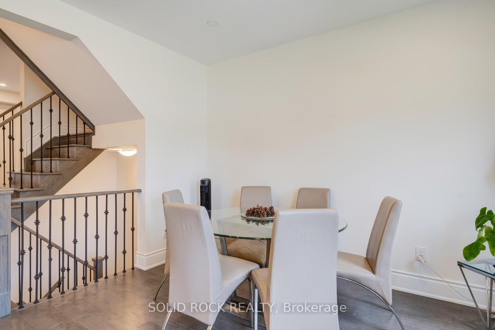 9376 Bayview Avenue Property Photo 5