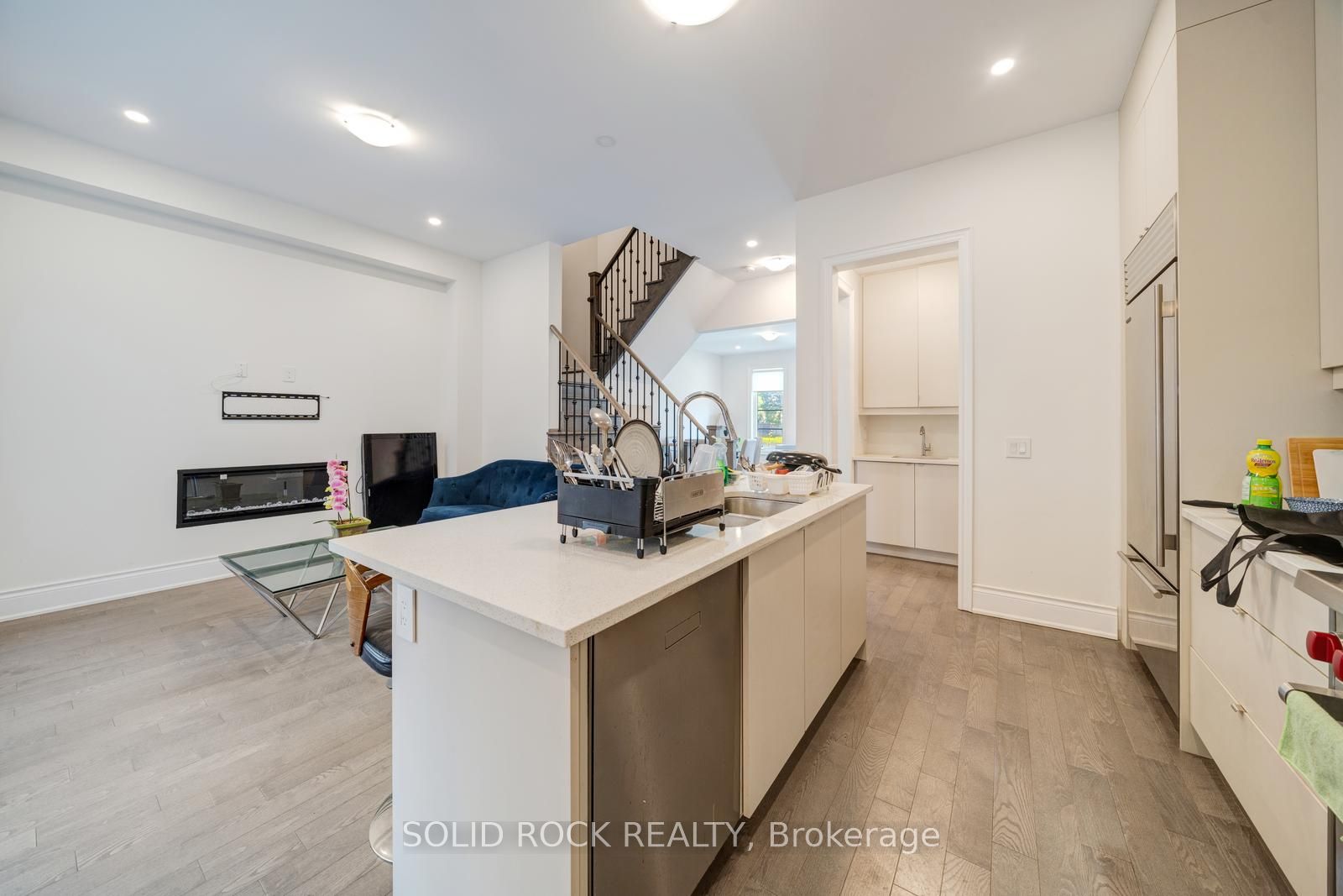 9376 Bayview Avenue Property Photo 7