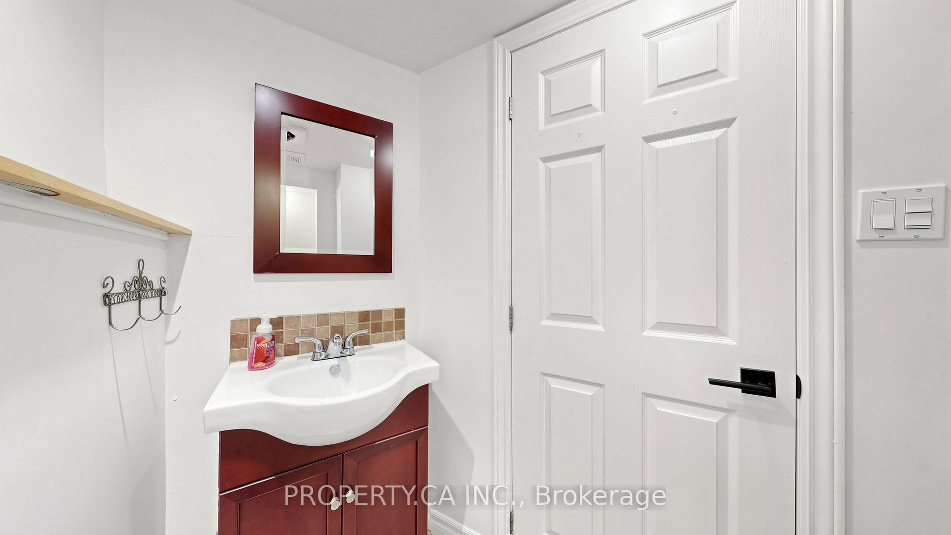 32 Hodgins Avenue Property Photo 43