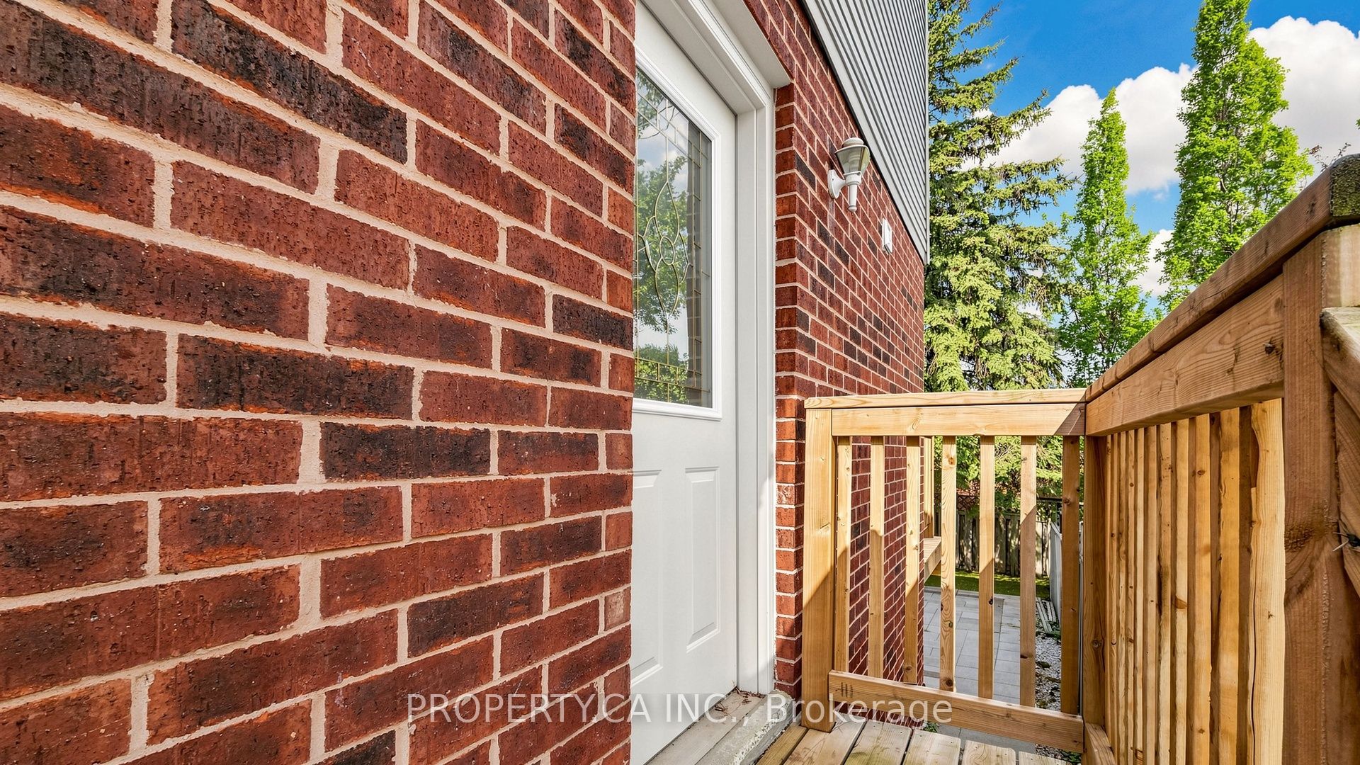 32 Hodgins Avenue Property Photo 46