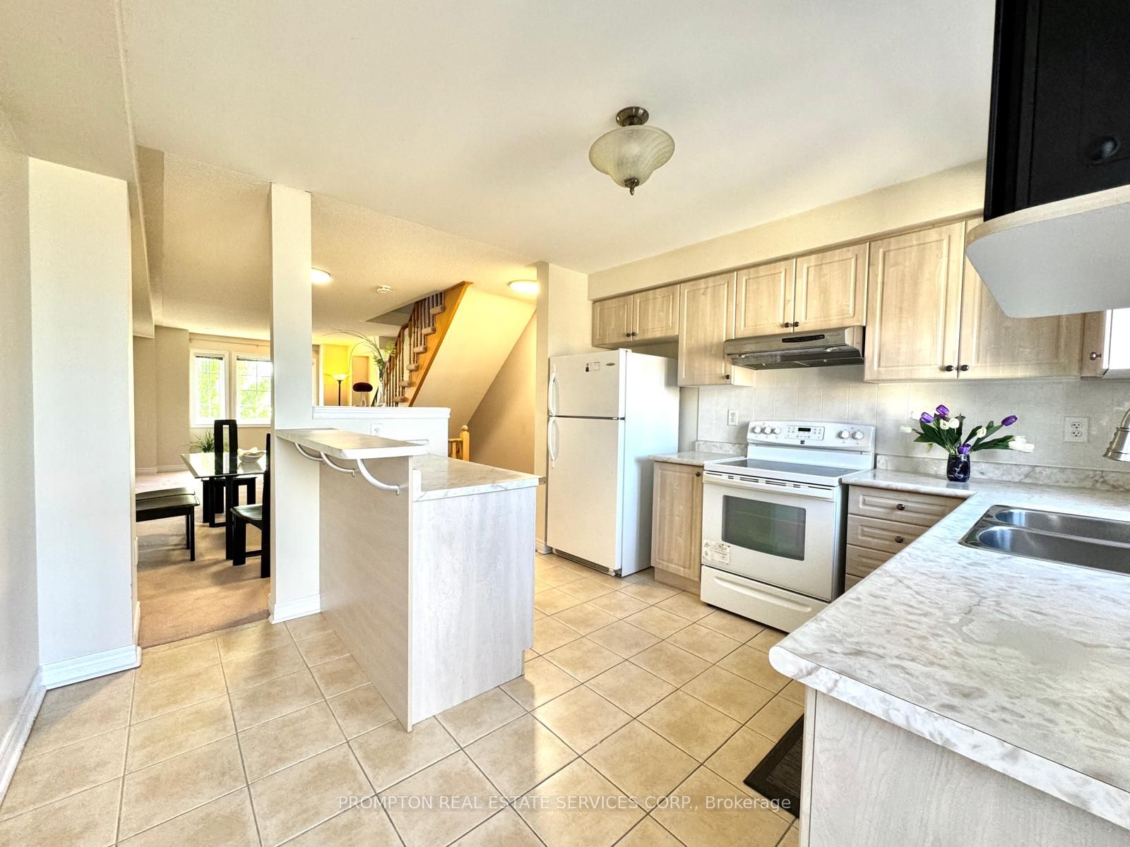 2516 Bur Oak Avenue Property Photo 4