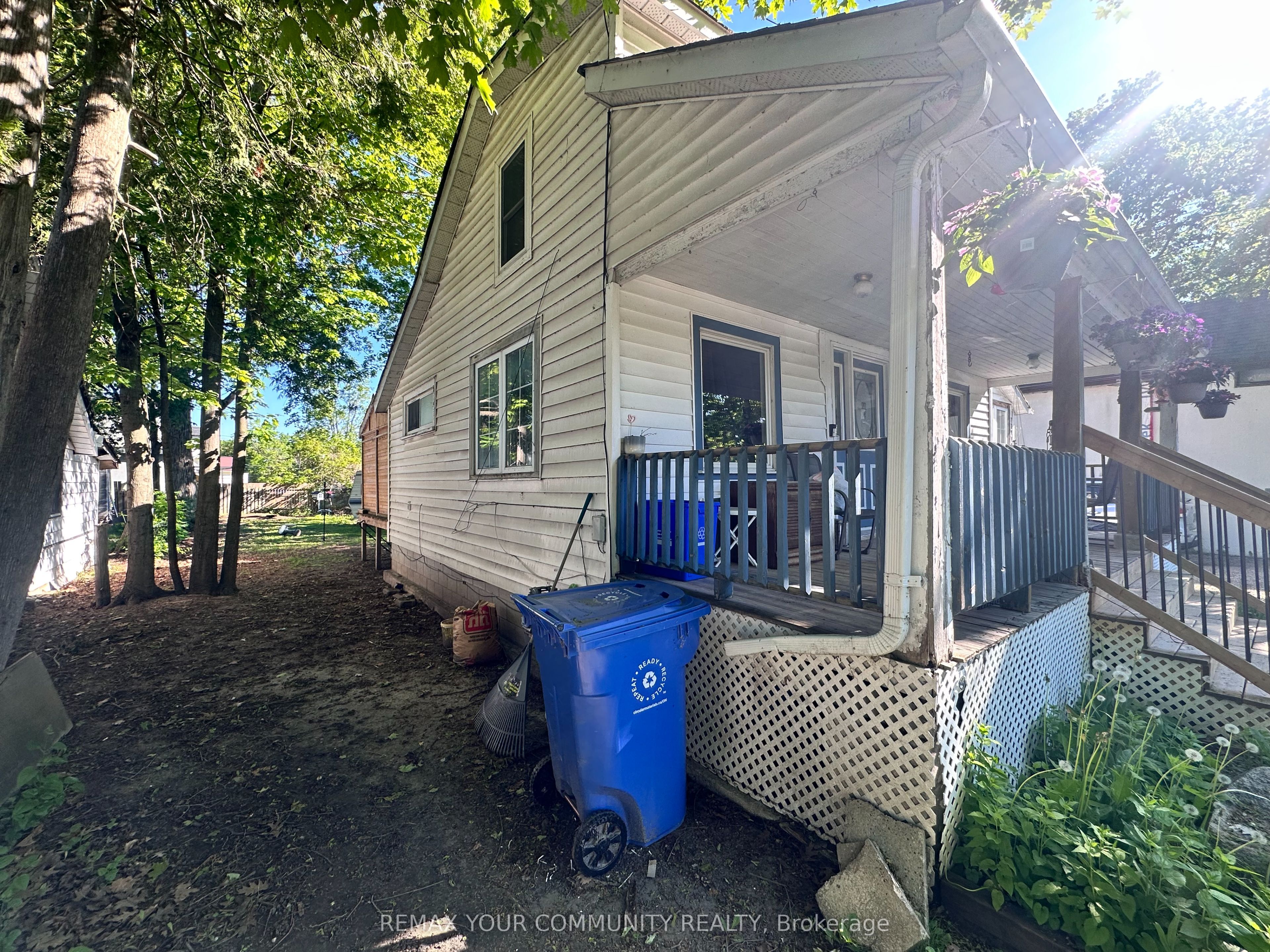 1002 Lake Drive E Property Photo 5