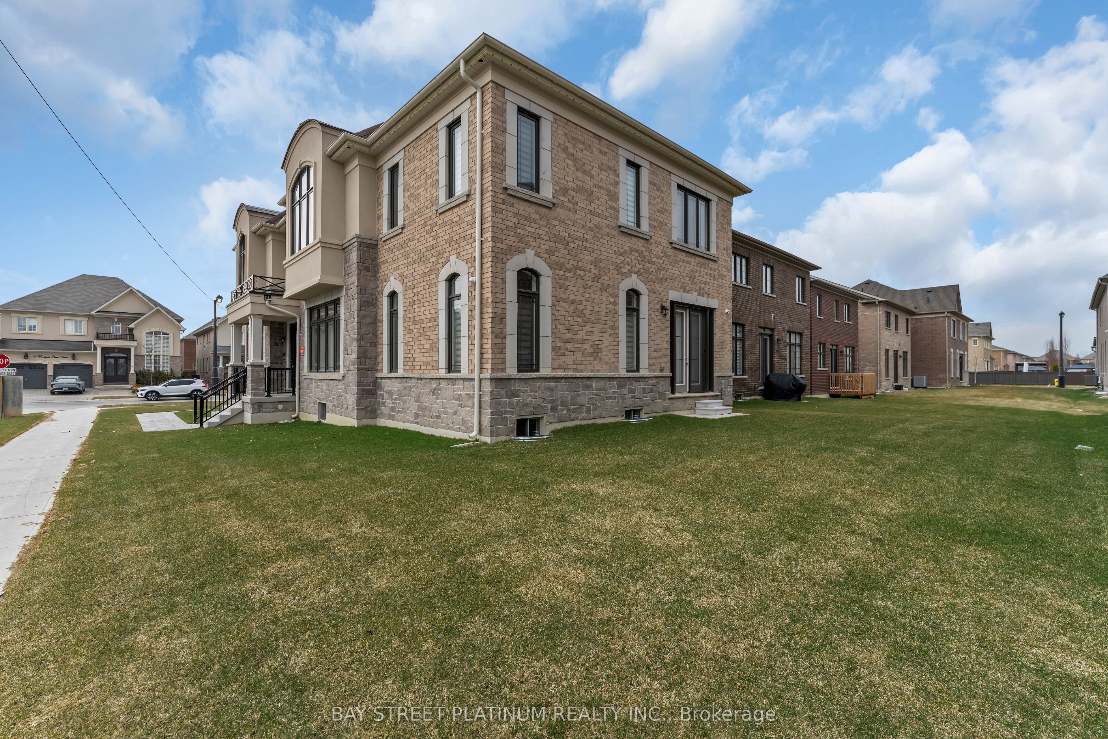 18 Woodgate Pines Drive Property Photo 4
