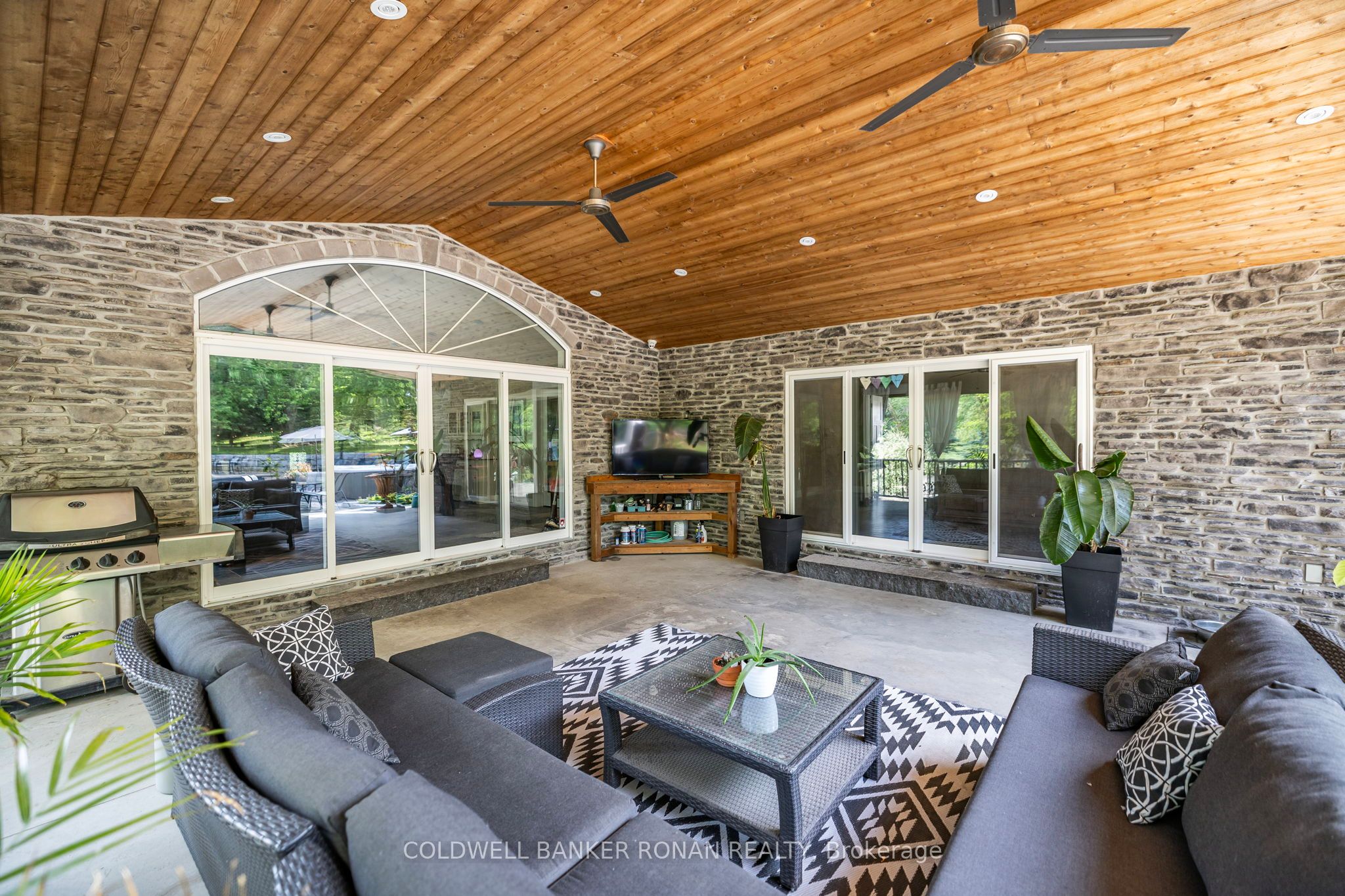 6643 3rd Line Property Photo 36