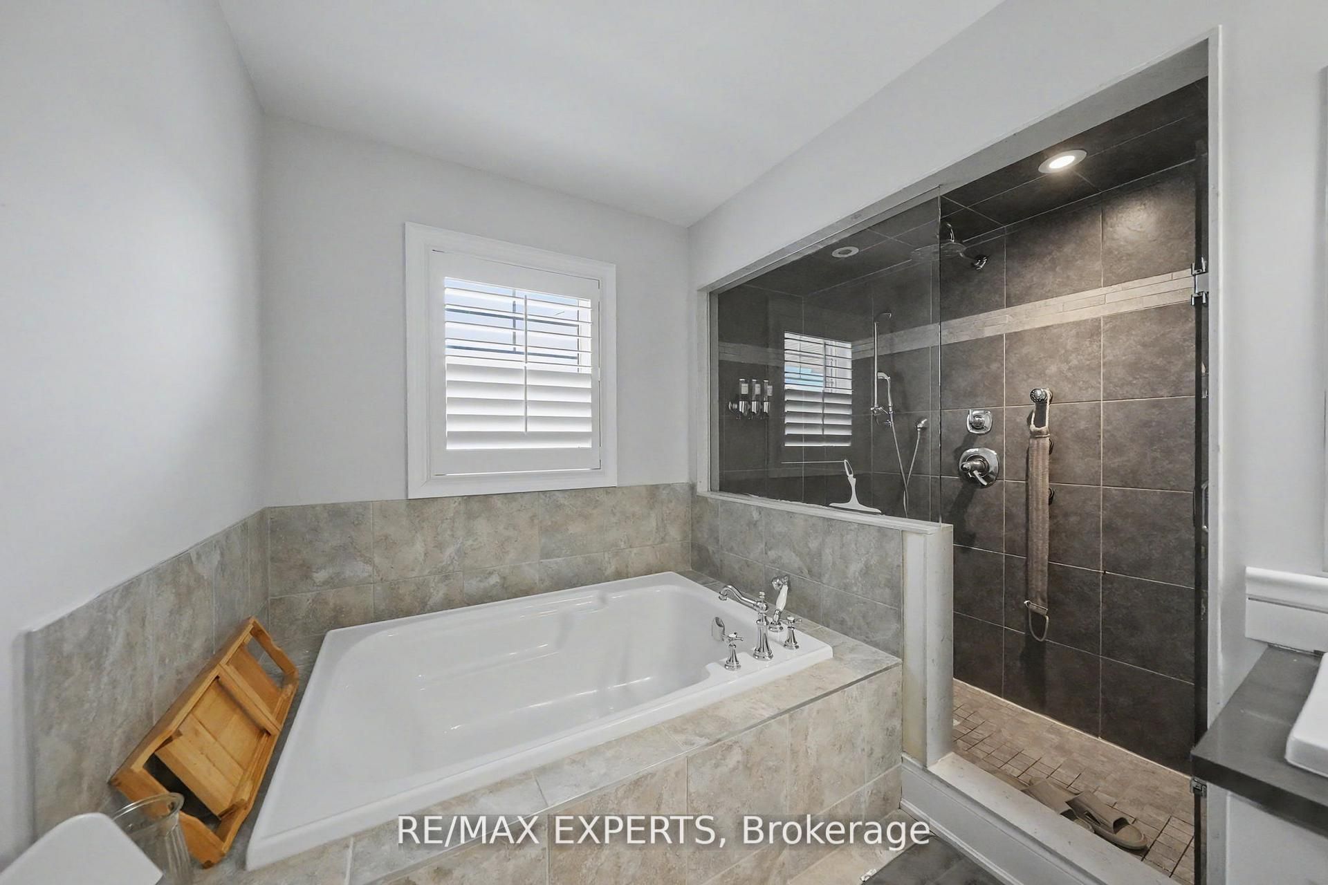 74 Dunrobin Crescent Property Photo 38