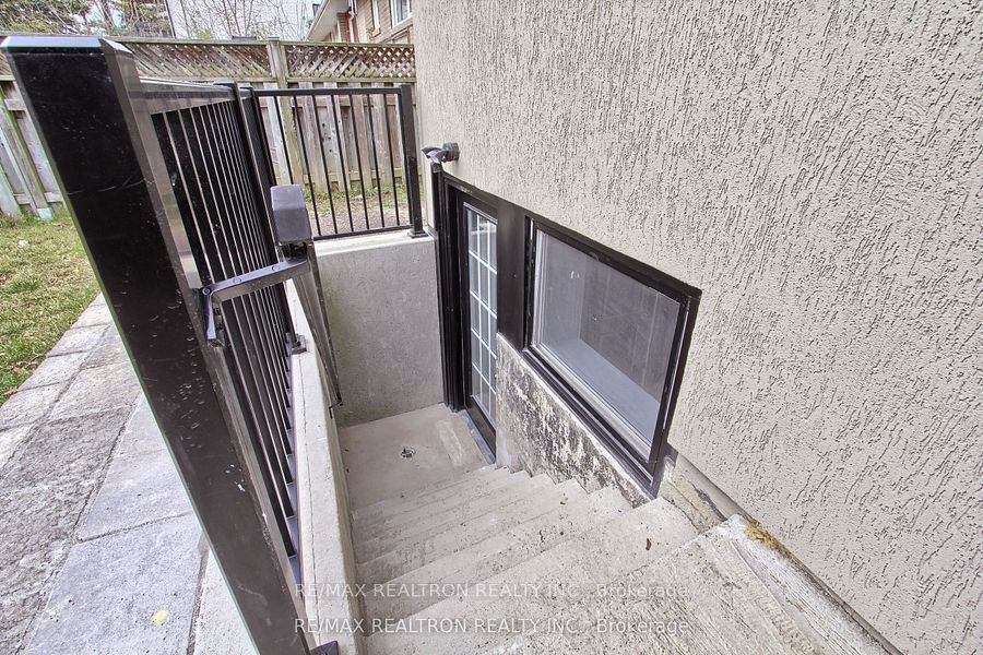 31 Goodman Crescent Bsmnt B Property Photo 3