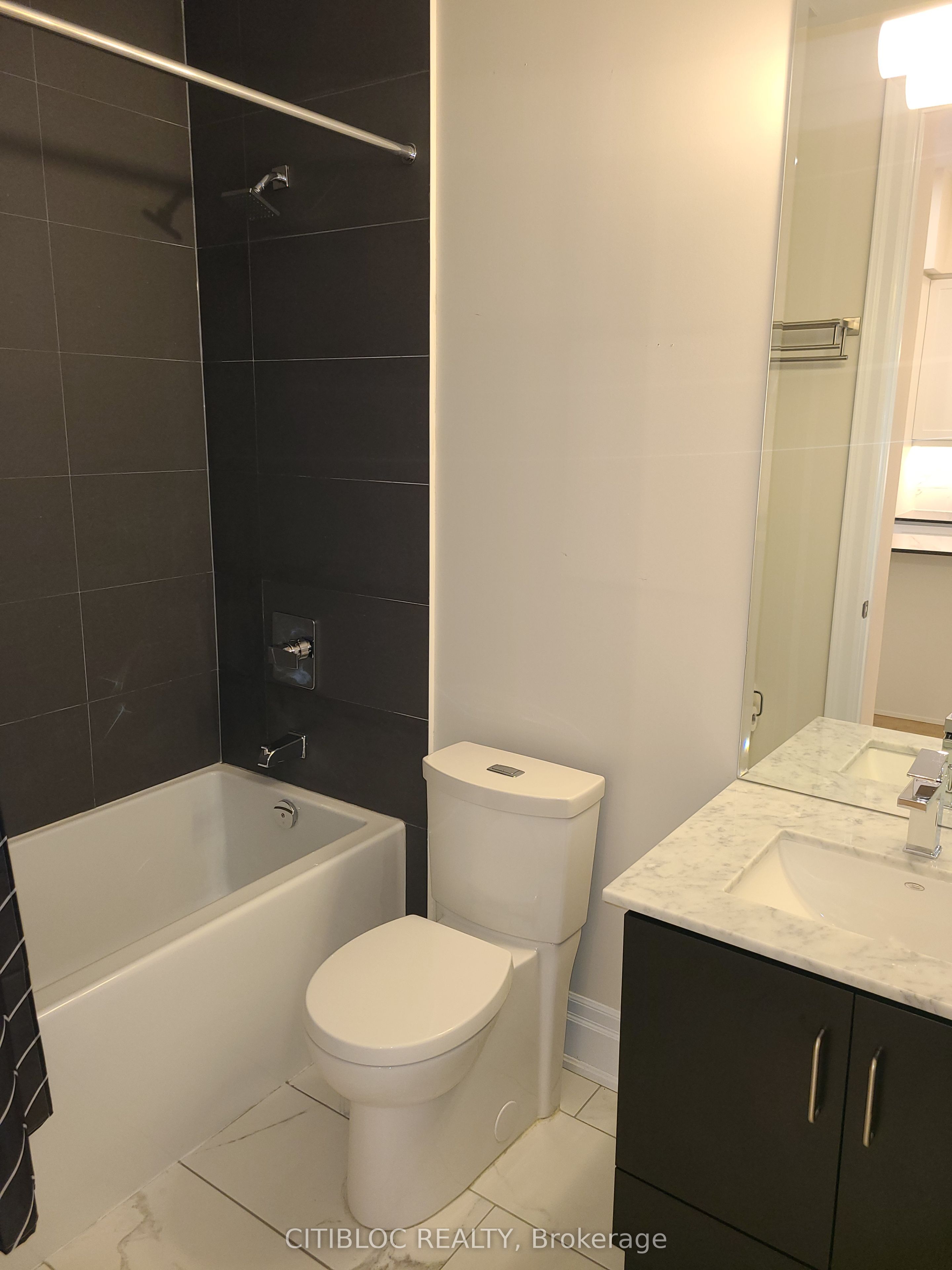 9085 Jane Street Ph3 Property Photo 15