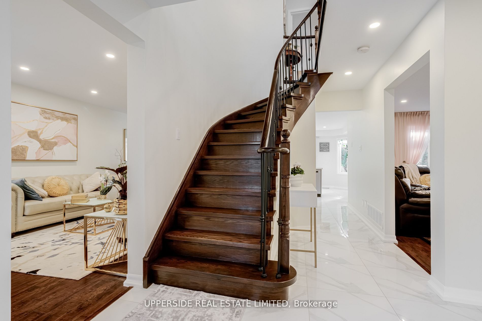 167 Covent Crescent Property Photo 3