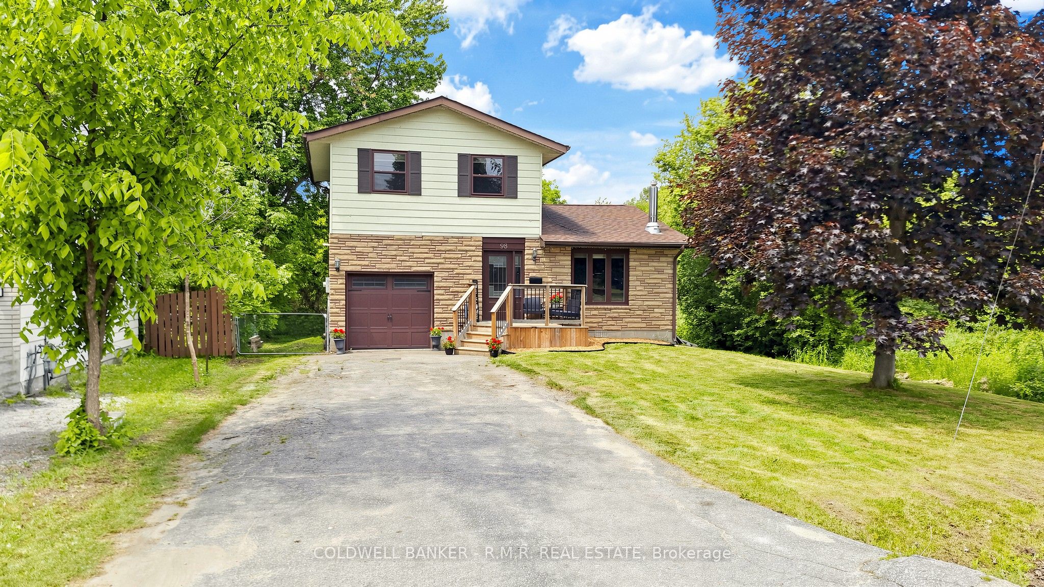 98 Metro Road S Property Photo 2