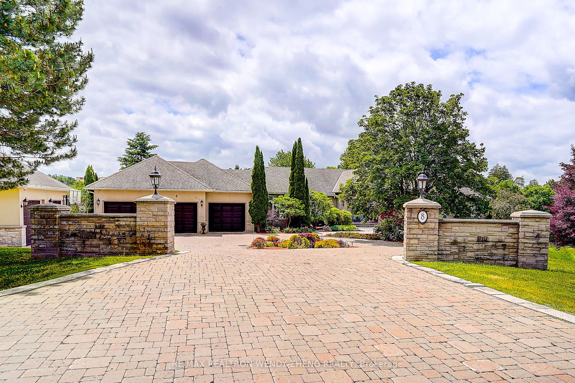 8 Alm Court Property Photo 1