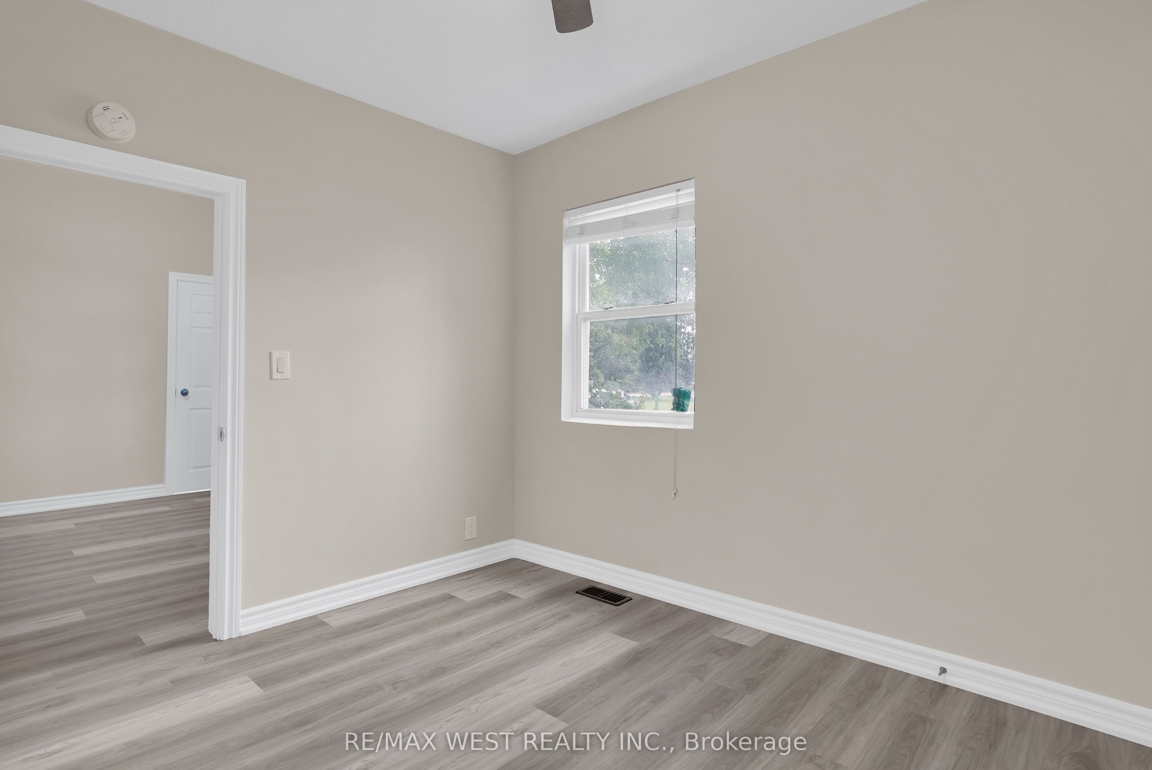 19015 Dufferin Street Property Photo 4