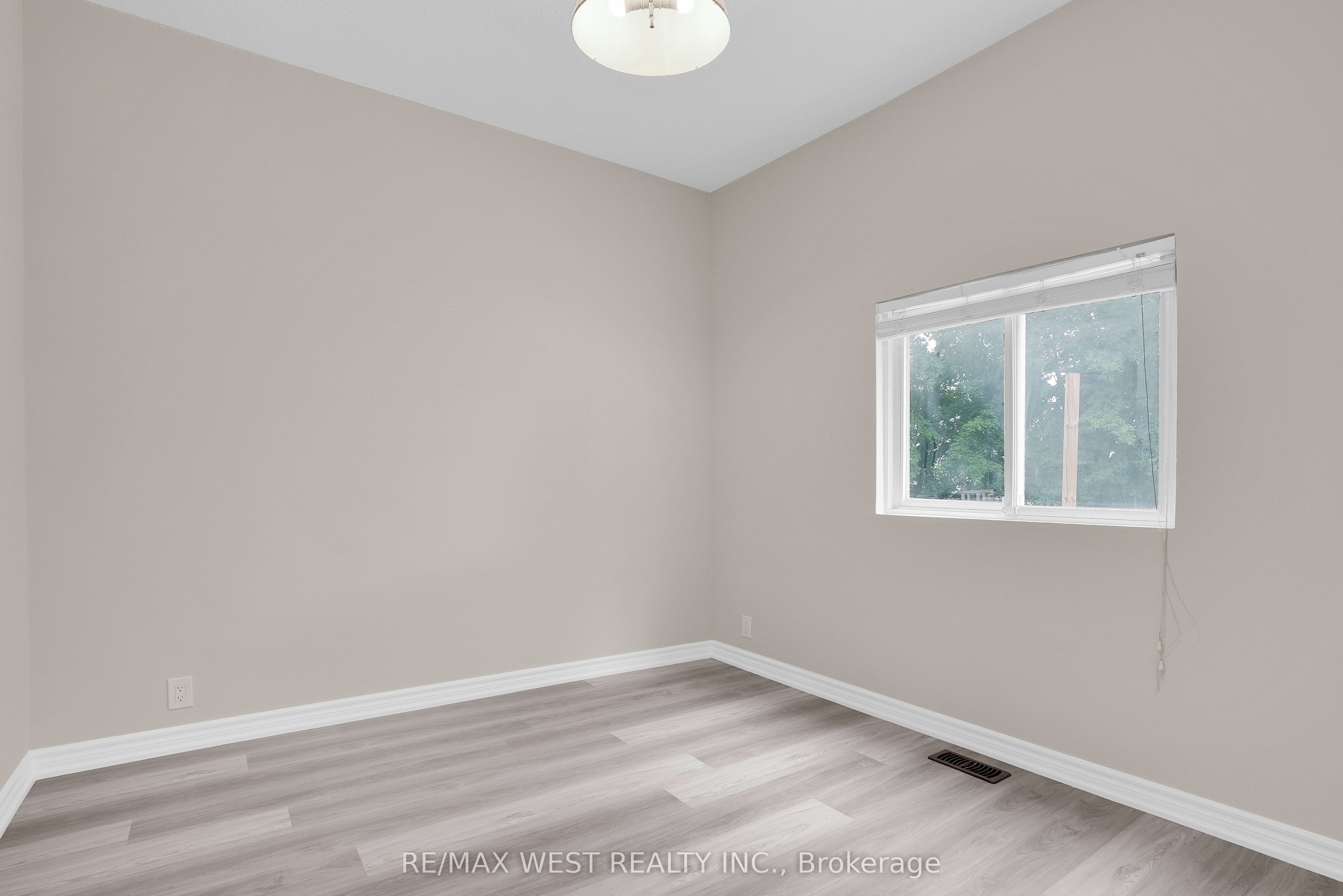 19015 Dufferin Street Property Photo 5