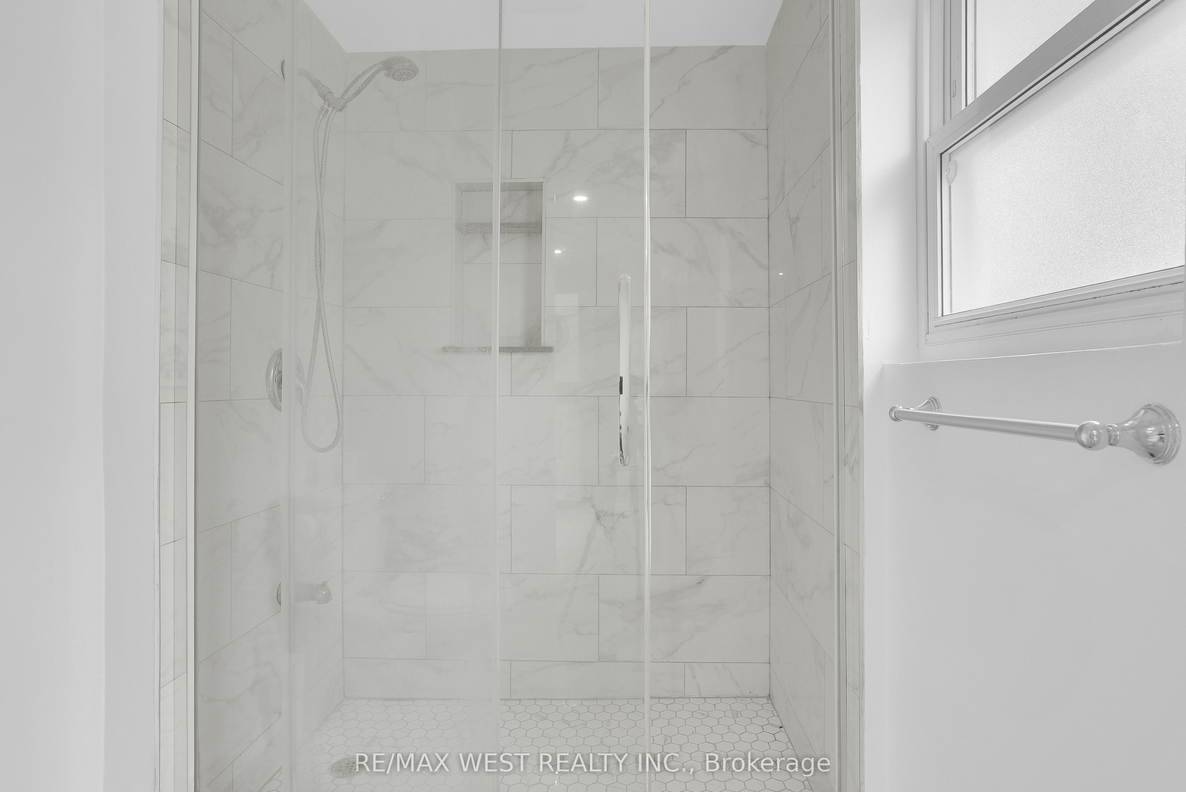 19015 Dufferin Street Property Photo 7