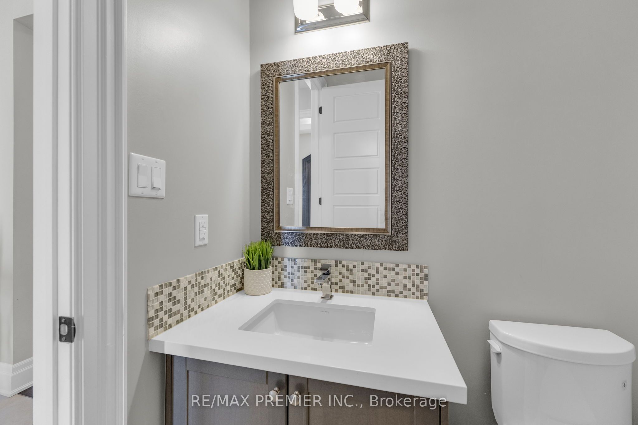 14 King Boulevard Property Photo 5
