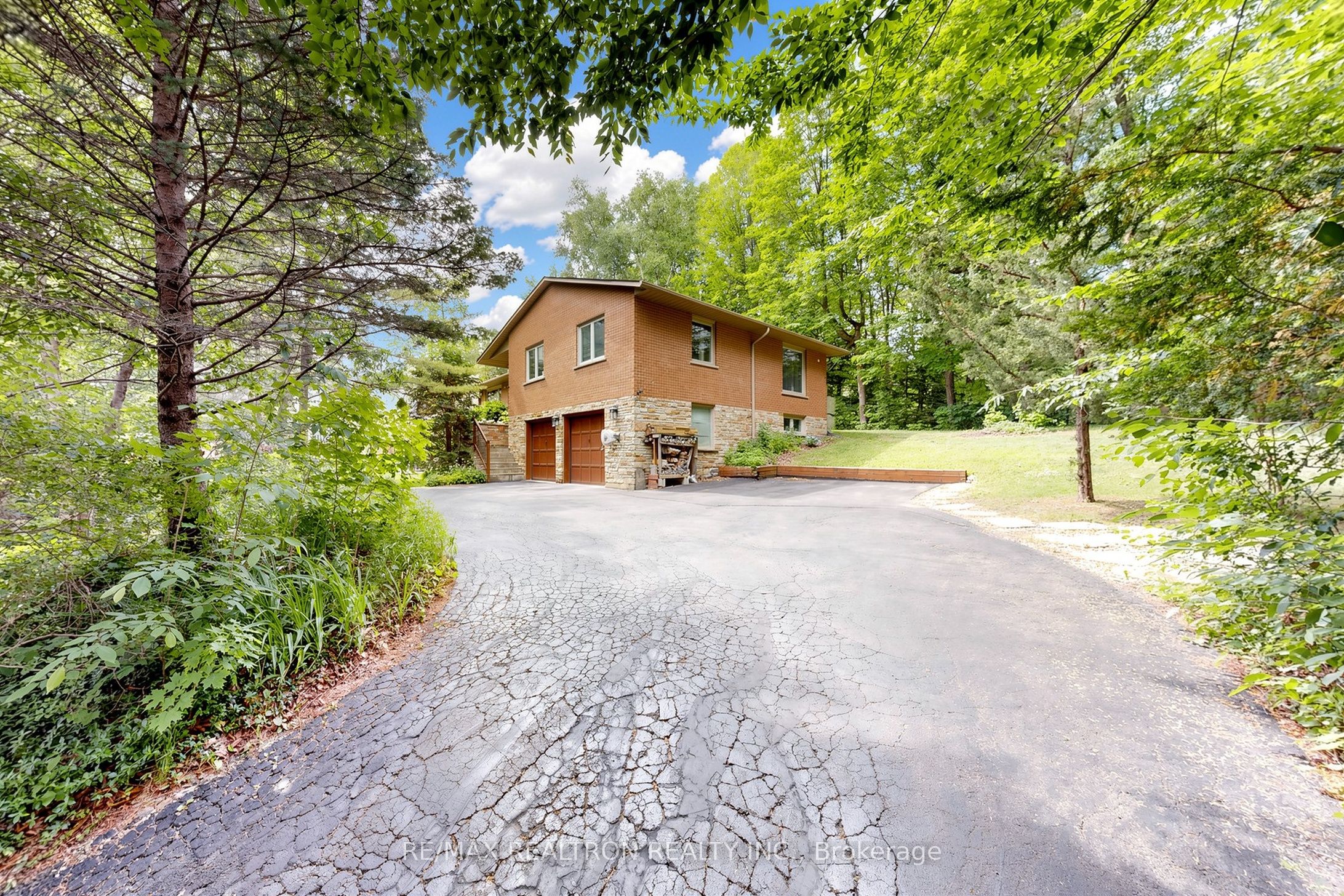 250 Kingscross Drive Property Photo 1