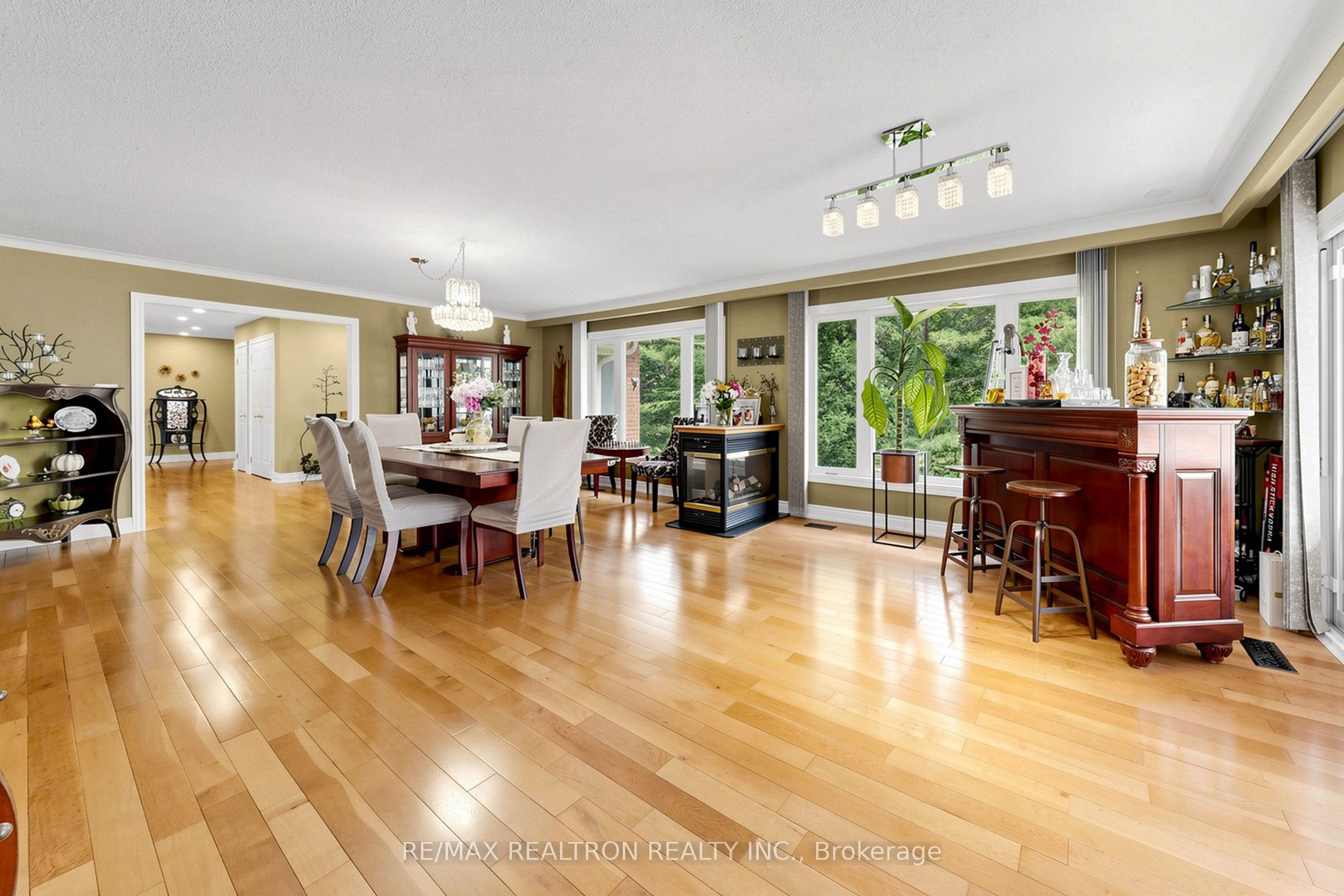 250 Kingscross Drive Property Photo 6