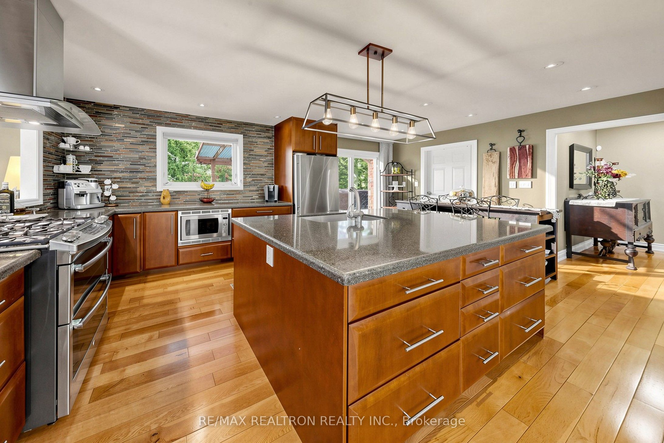 250 Kingscross Drive Property Photo 7